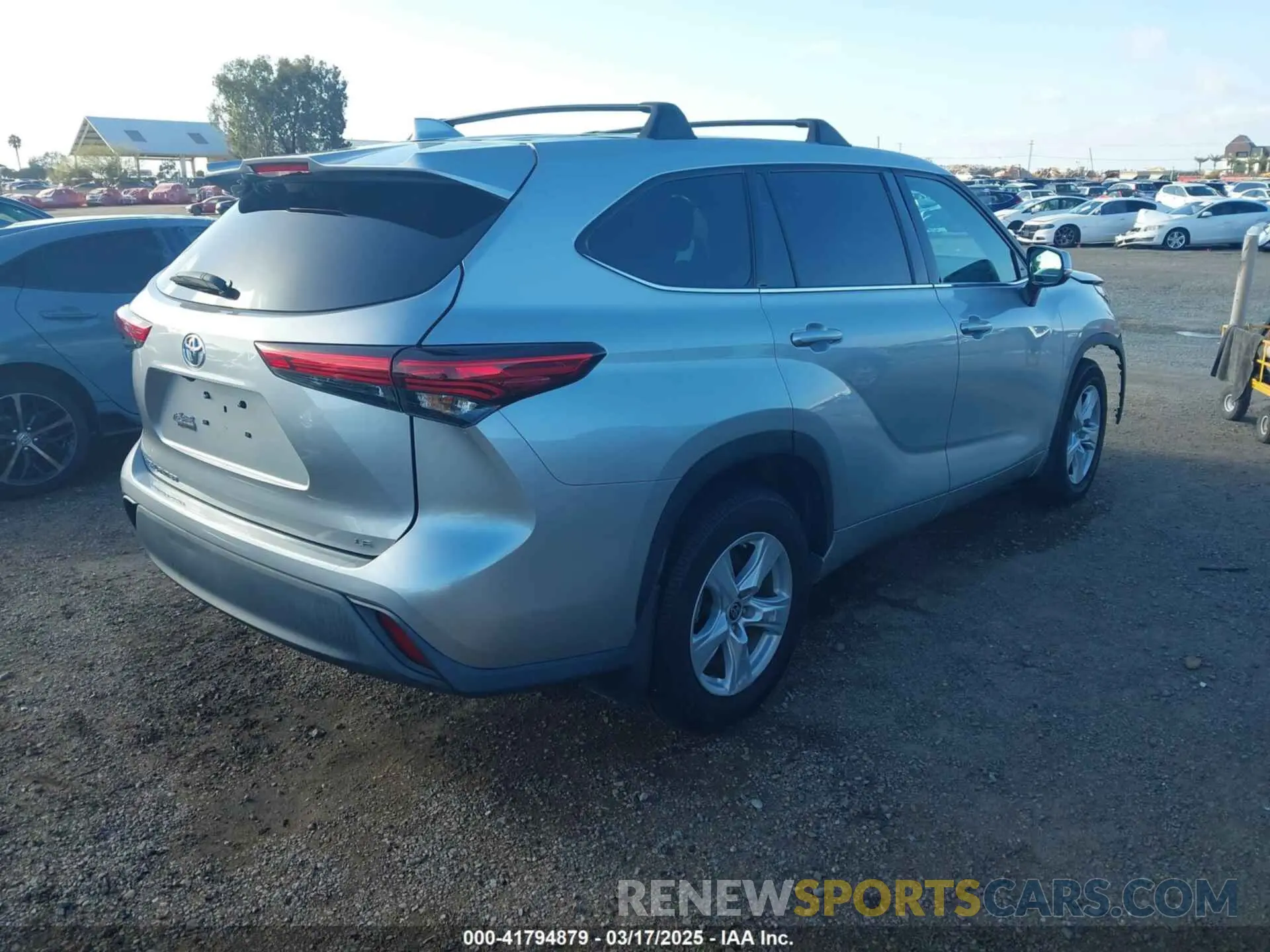 4 Photograph of a damaged car 5TDZZRAH6LS500736 TOYOTA HIGHLANDER 2020