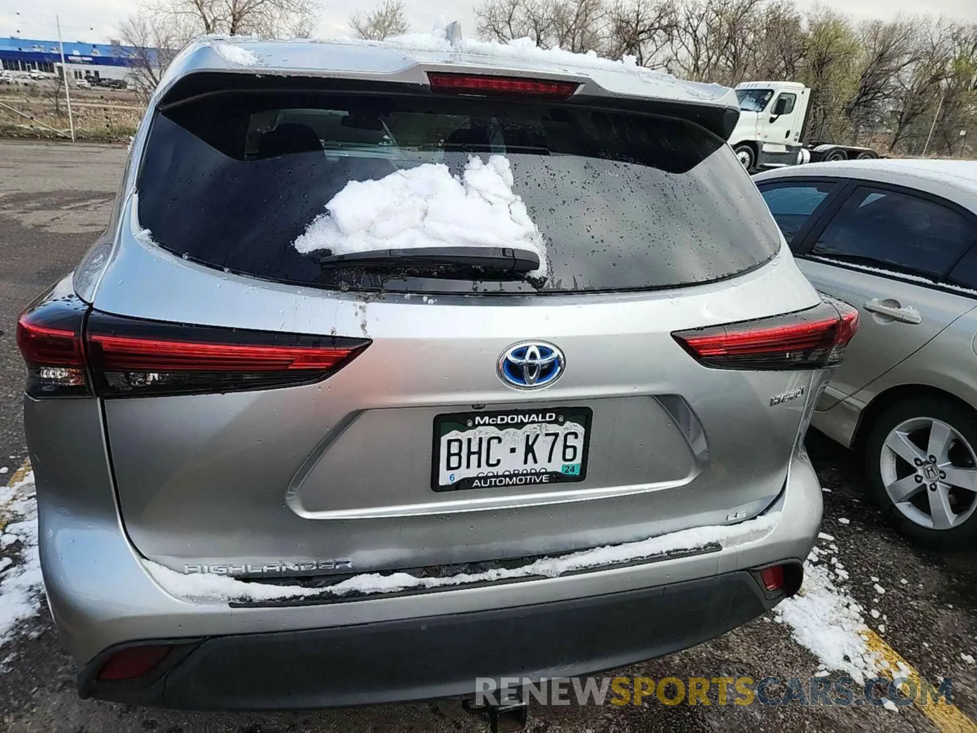 4 Photograph of a damaged car 5TDBBRCH0MS528021 TOYOTA HIGHLANDER 2021