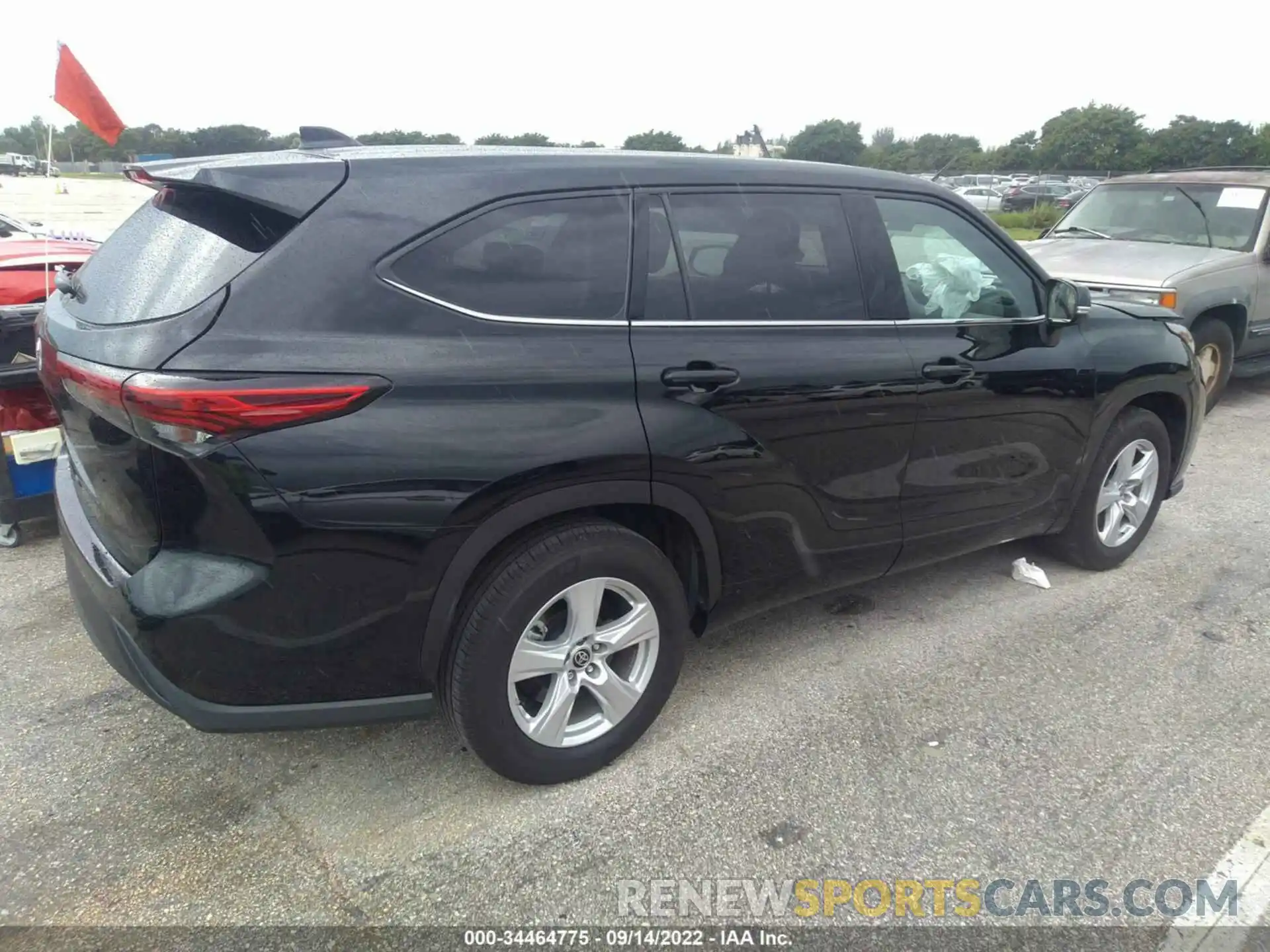 4 Photograph of a damaged car 5TDCZRAH4MS535086 TOYOTA HIGHLANDER 2021