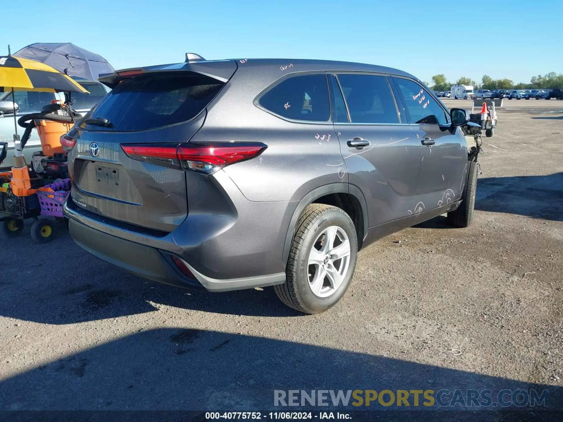 4 Photograph of a damaged car 5TDCZRAH5MS044879 TOYOTA HIGHLANDER 2021