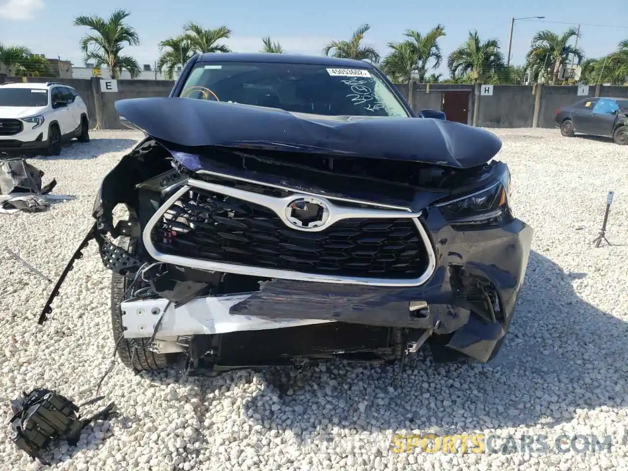 9 Photograph of a damaged car 5TDCZRAH6MS053011 TOYOTA HIGHLANDER 2021