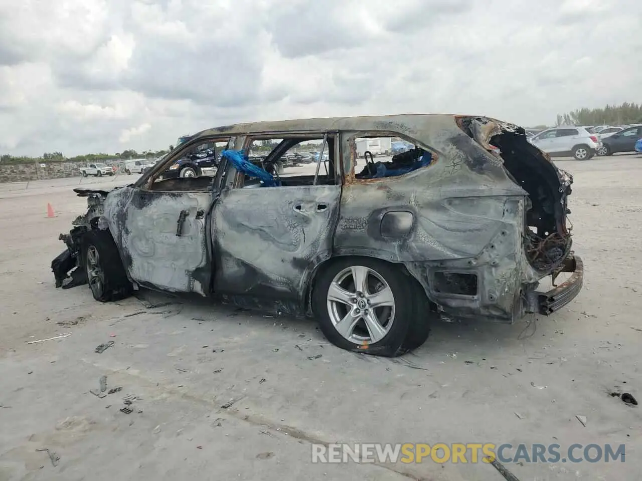 2 Photograph of a damaged car 5TDCZRAH6MS057978 TOYOTA HIGHLANDER 2021