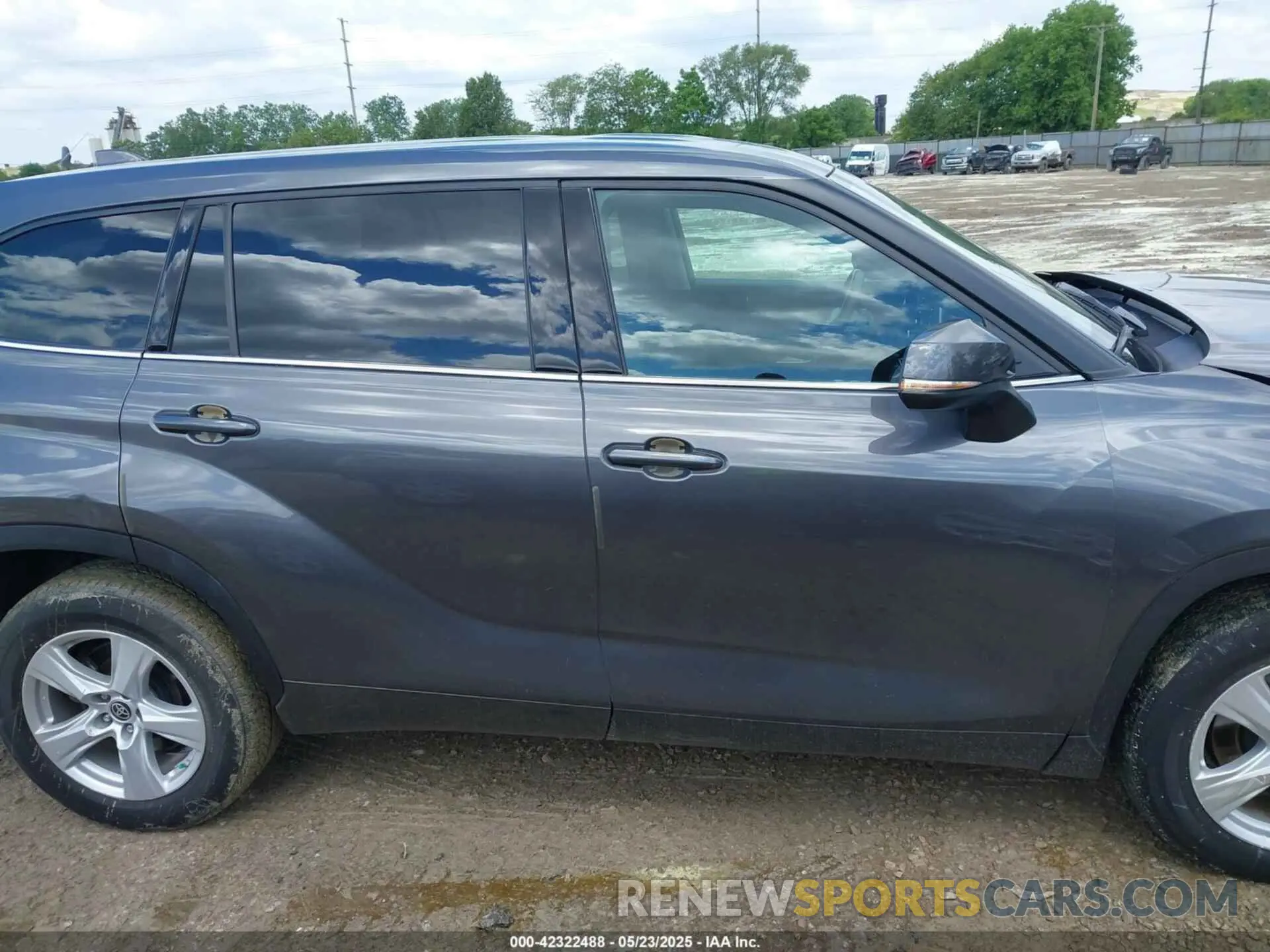 13 Photograph of a damaged car 5TDCZRAH6MS538197 TOYOTA HIGHLANDER 2021