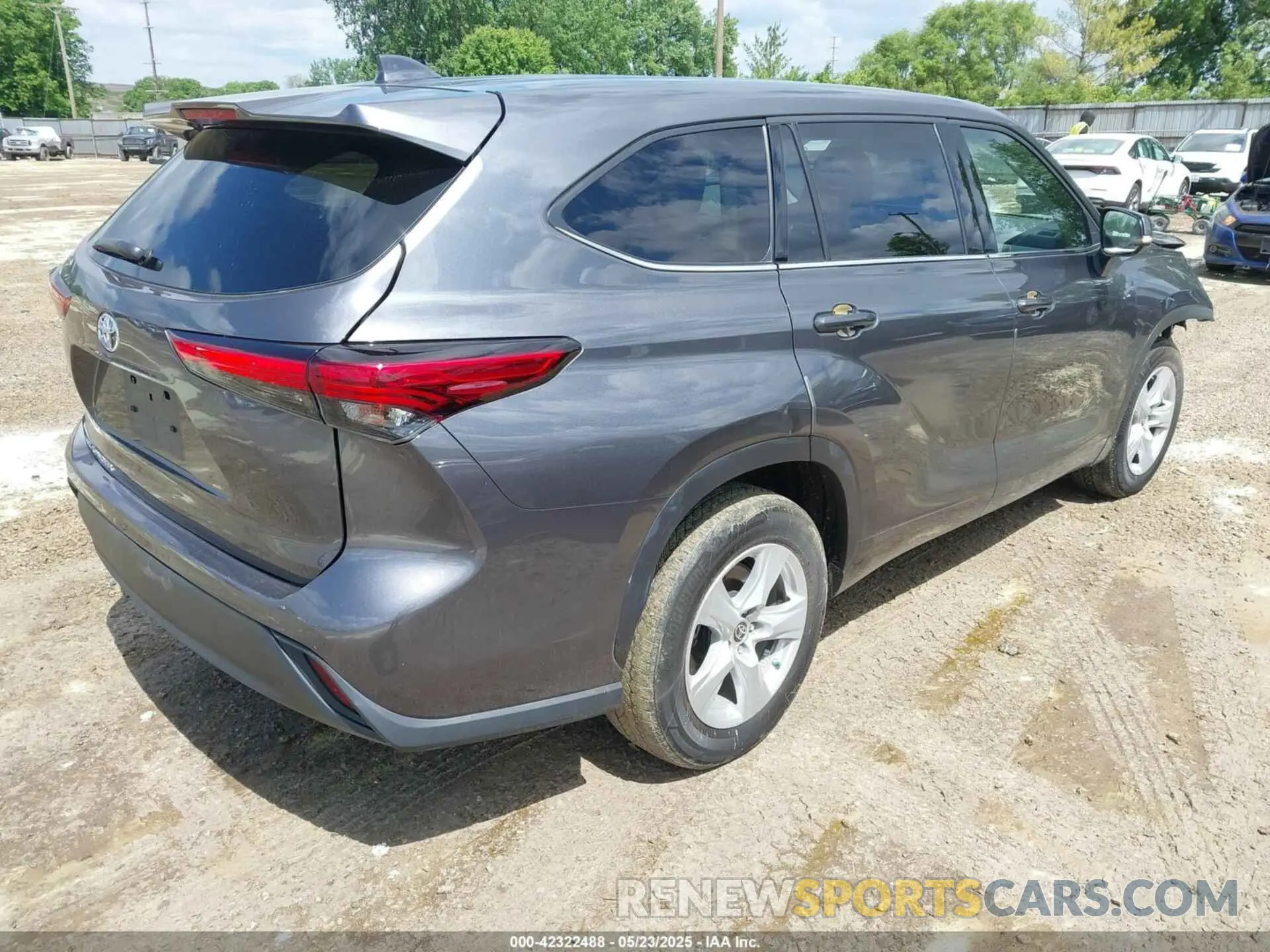 4 Photograph of a damaged car 5TDCZRAH6MS538197 TOYOTA HIGHLANDER 2021
