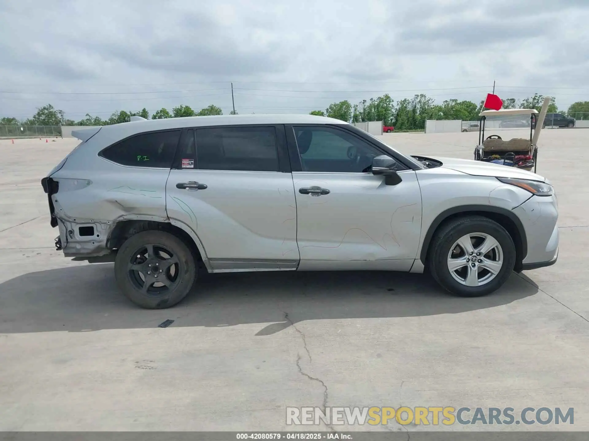 14 Photograph of a damaged car 5TDCZRAH8MS035772 TOYOTA HIGHLANDER 2021