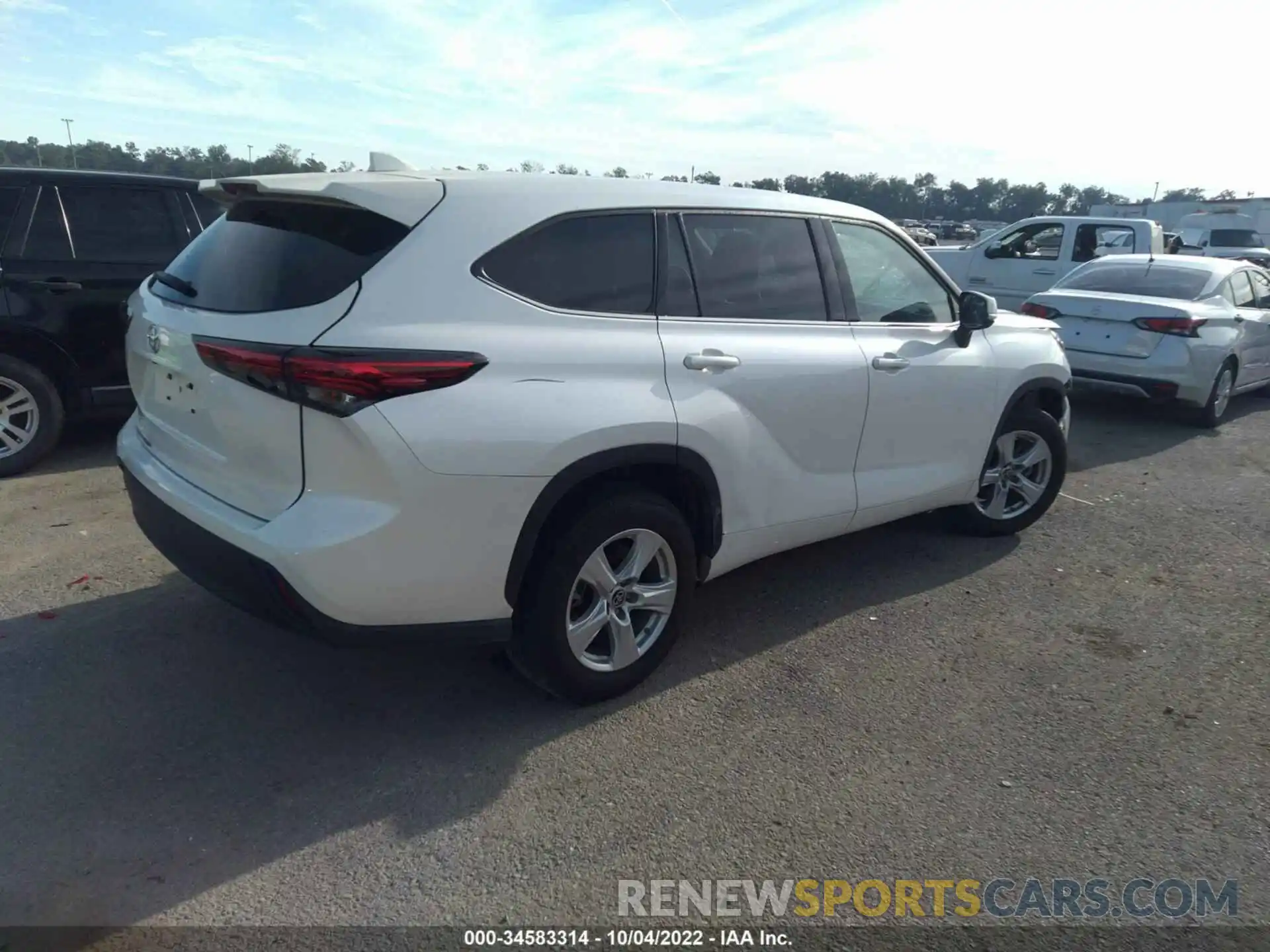 4 Photograph of a damaged car 5TDCZRAH8MS064883 TOYOTA HIGHLANDER 2021