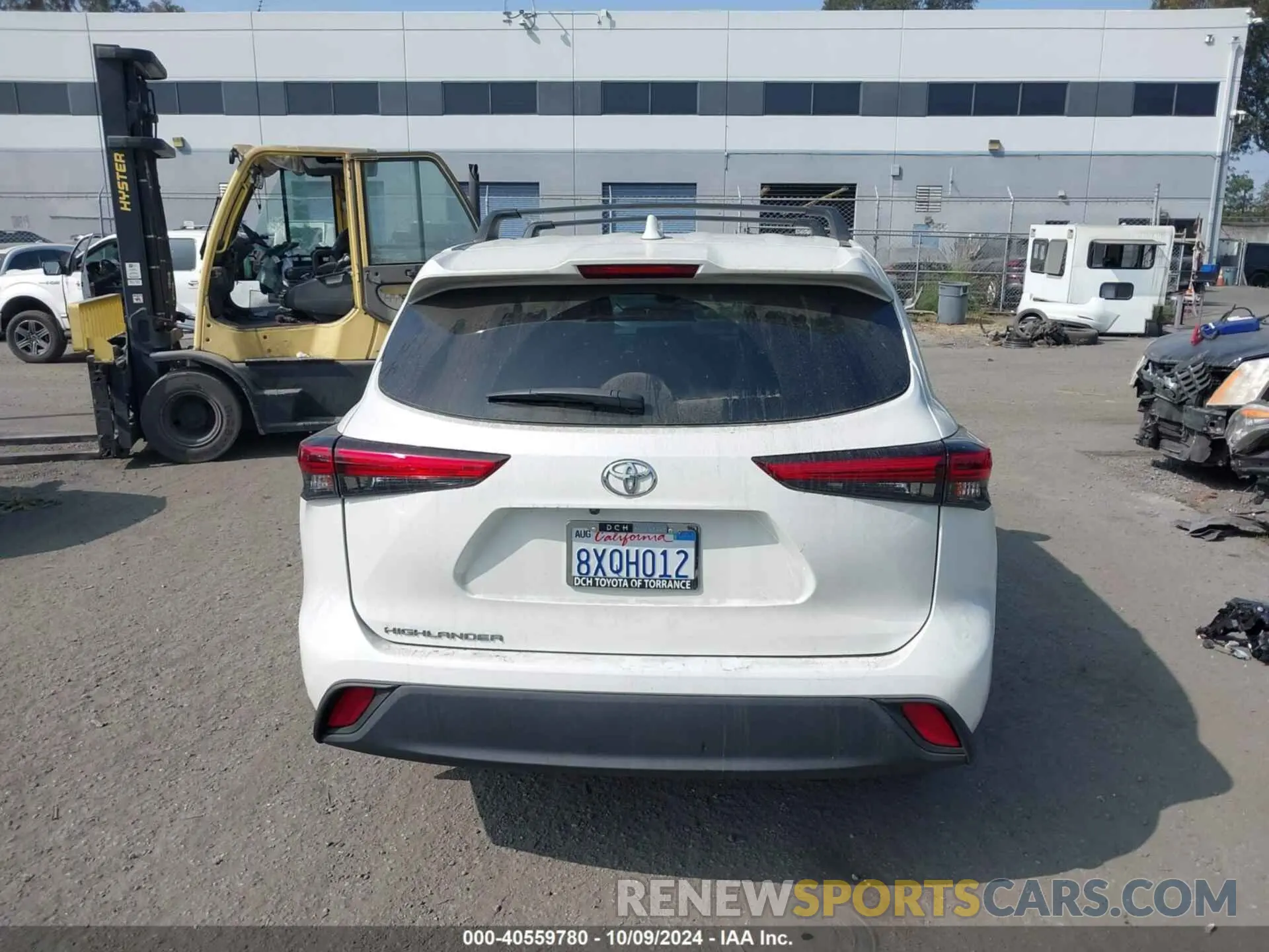 17 Photograph of a damaged car 5TDCZRAH8MS078511 TOYOTA HIGHLANDER 2021