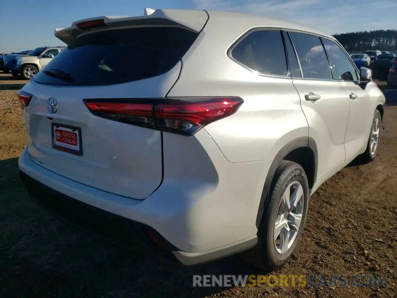 4 Photograph of a damaged car 5TDCZRAH8MS531459 TOYOTA HIGHLANDER 2021