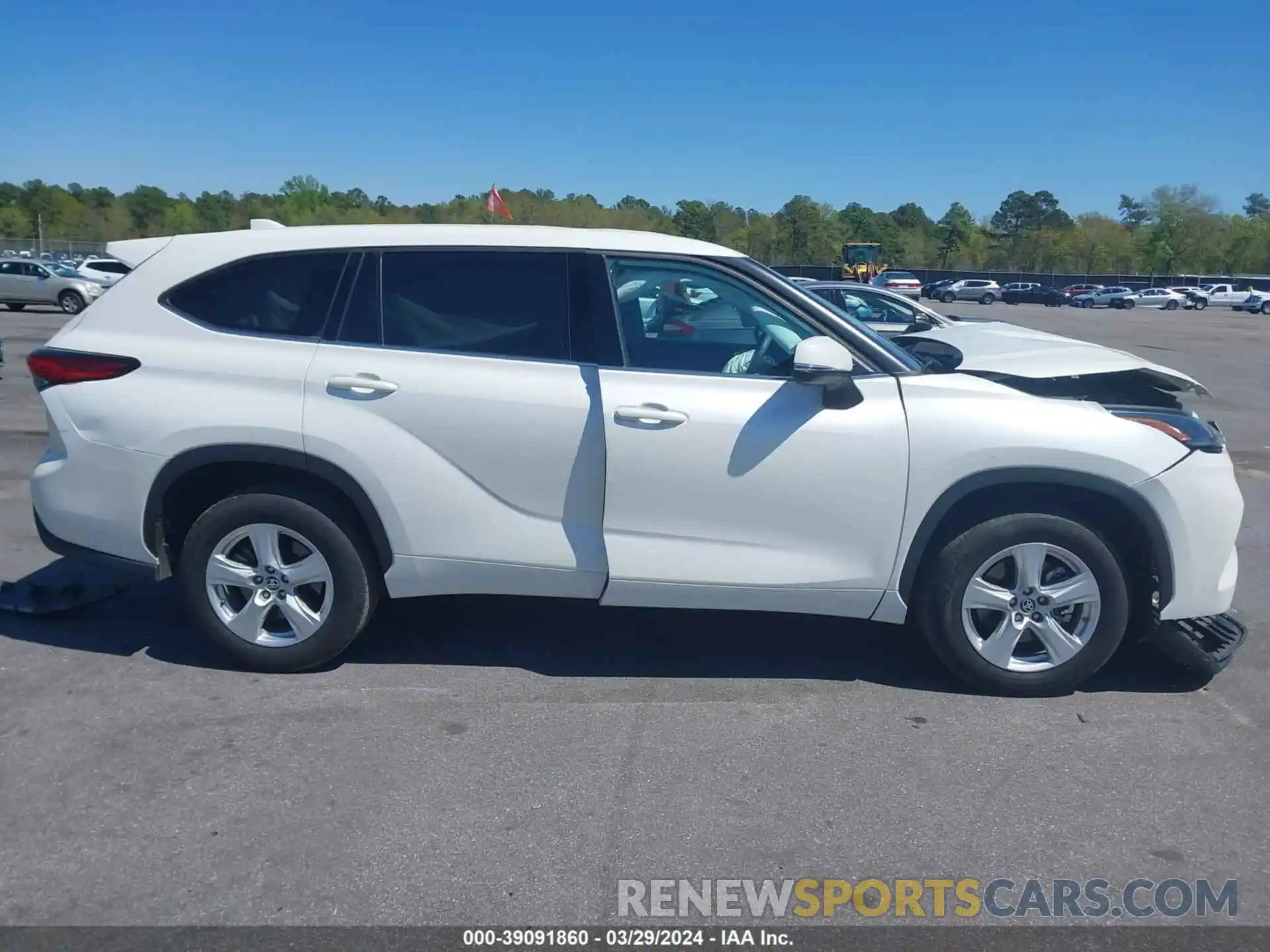 13 Photograph of a damaged car 5TDCZRAH9MS039328 TOYOTA HIGHLANDER 2021