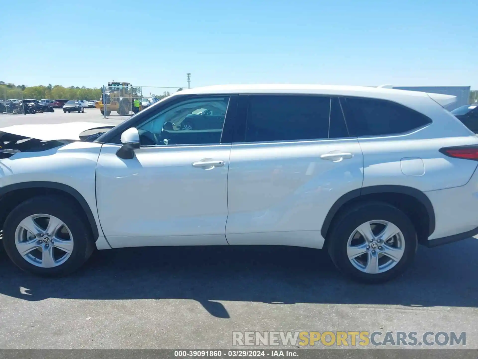 14 Photograph of a damaged car 5TDCZRAH9MS039328 TOYOTA HIGHLANDER 2021