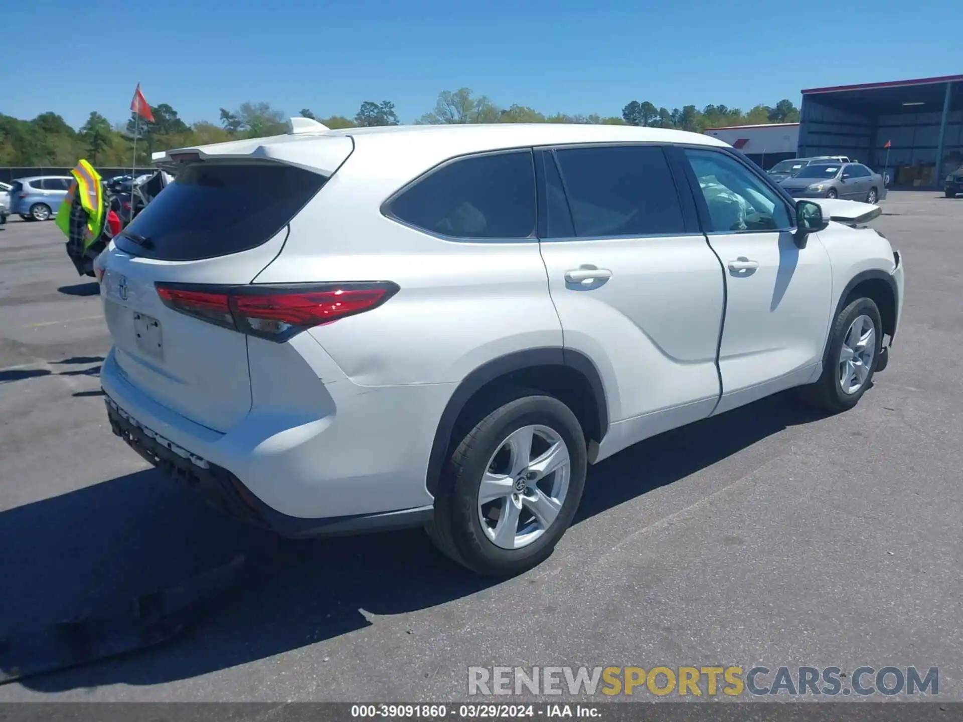 4 Photograph of a damaged car 5TDCZRAH9MS039328 TOYOTA HIGHLANDER 2021