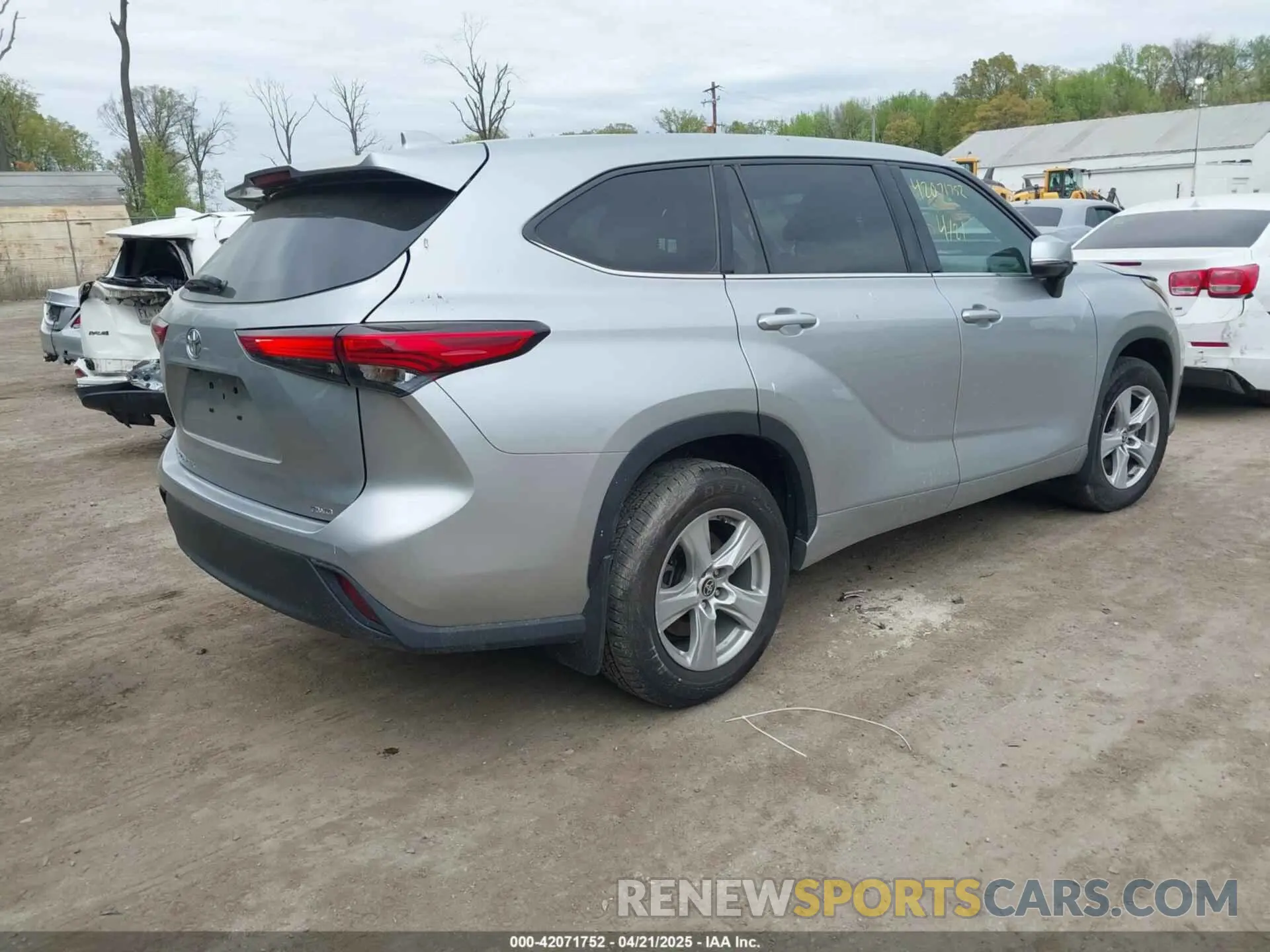 4 Photograph of a damaged car 5TDCZRBHXMS072546 TOYOTA HIGHLANDER 2021
