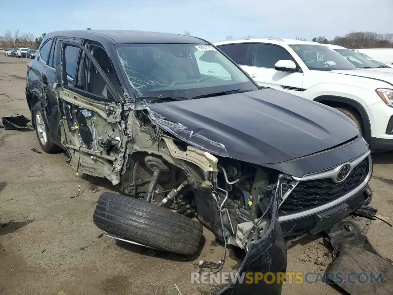 4 Photograph of a damaged car 5TDCZRBHXMS135869 TOYOTA HIGHLANDER 2021