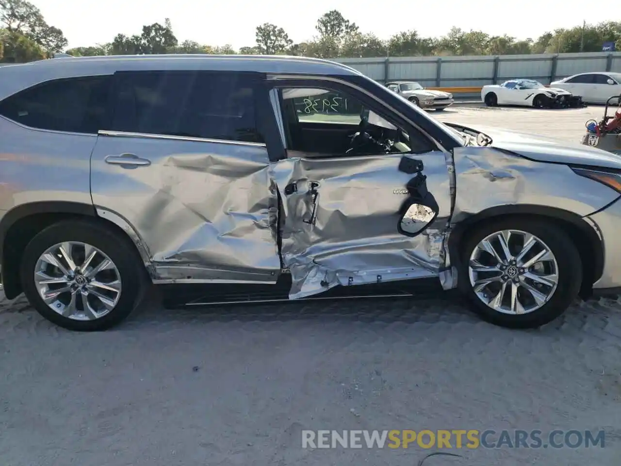 9 Photograph of a damaged car 5TDDBRCH5MS018028 TOYOTA HIGHLANDER 2021