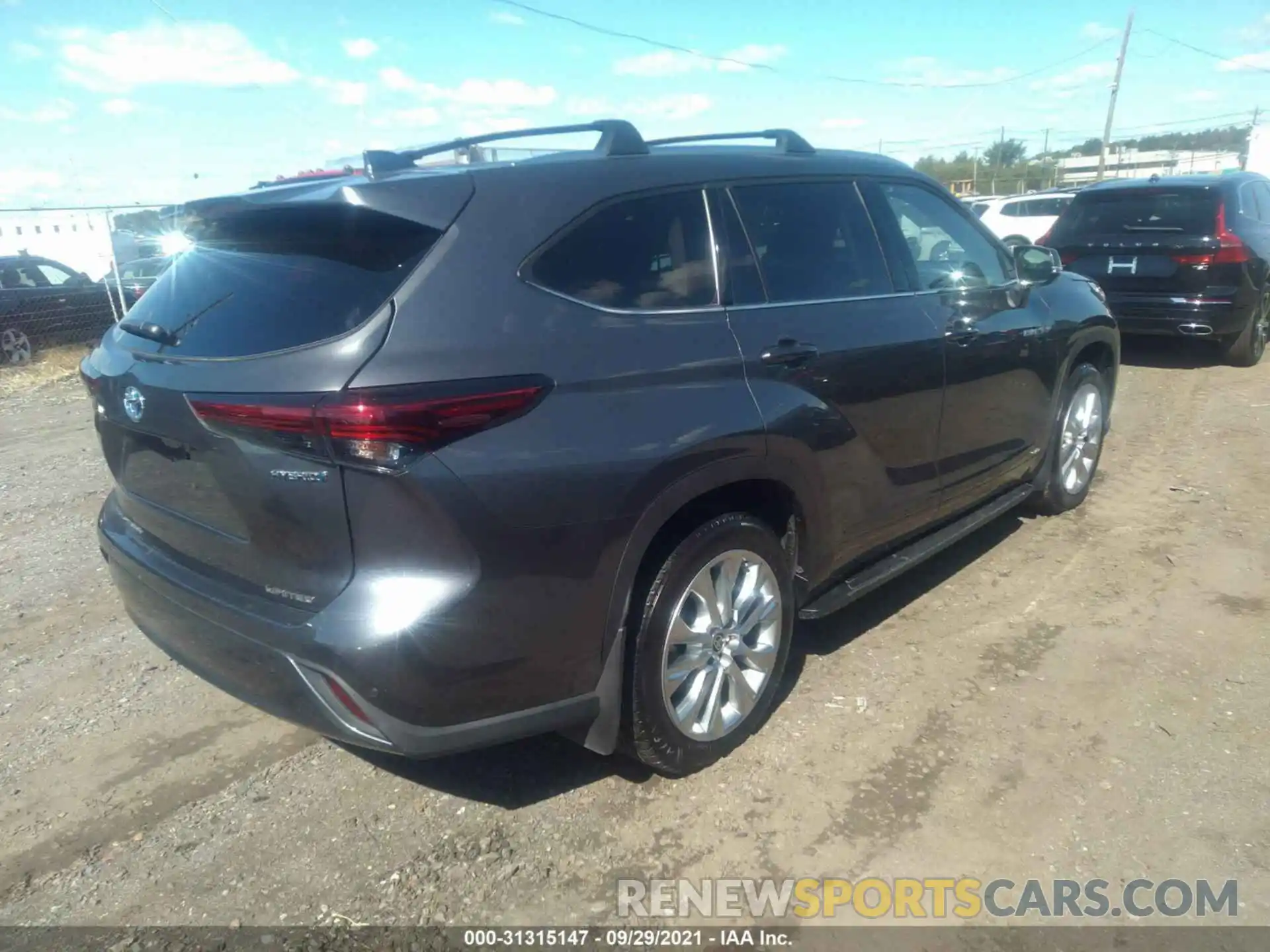 4 Photograph of a damaged car 5TDDBRCHXMS523496 TOYOTA HIGHLANDER 2021