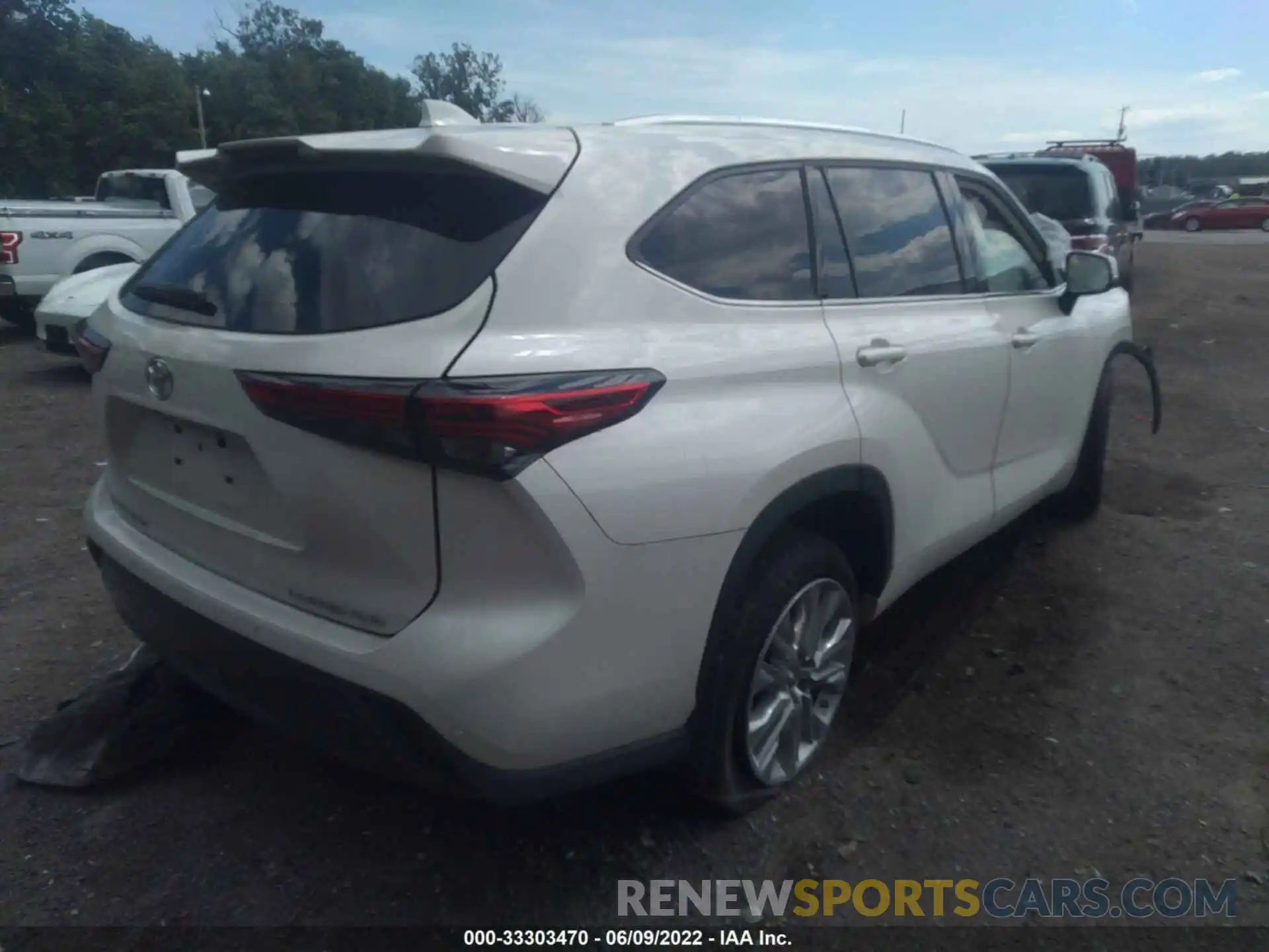 4 Photograph of a damaged car 5TDDZRBH0MS063438 TOYOTA HIGHLANDER 2021