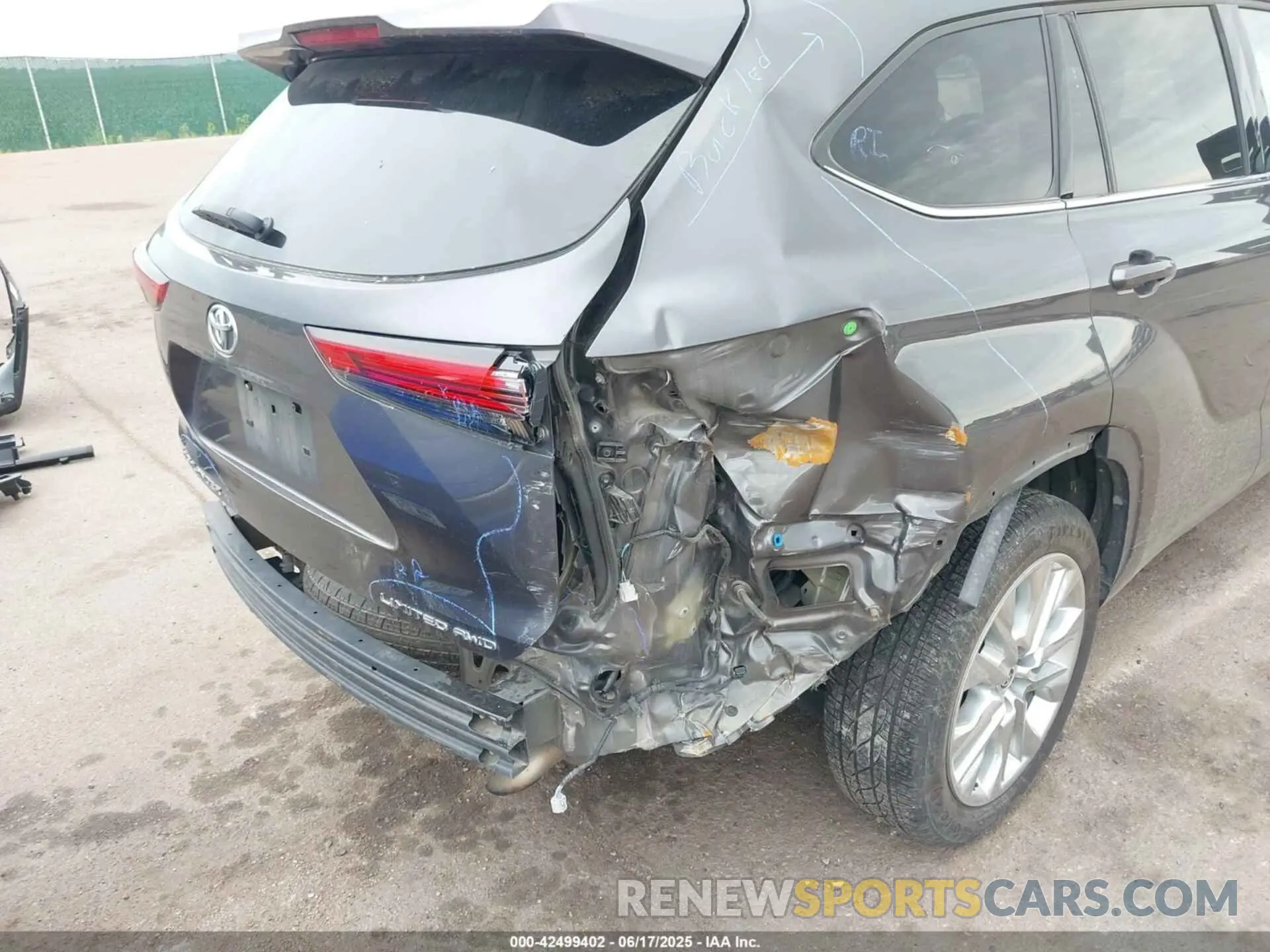 18 Photograph of a damaged car 5TDDZRBH9MS540657 TOYOTA HIGHLANDER 2021
