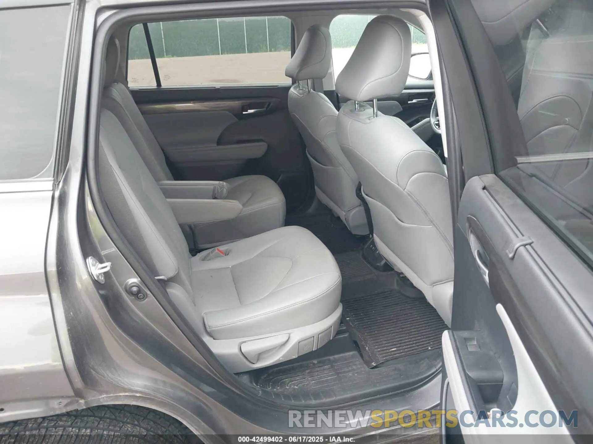8 Photograph of a damaged car 5TDDZRBH9MS540657 TOYOTA HIGHLANDER 2021