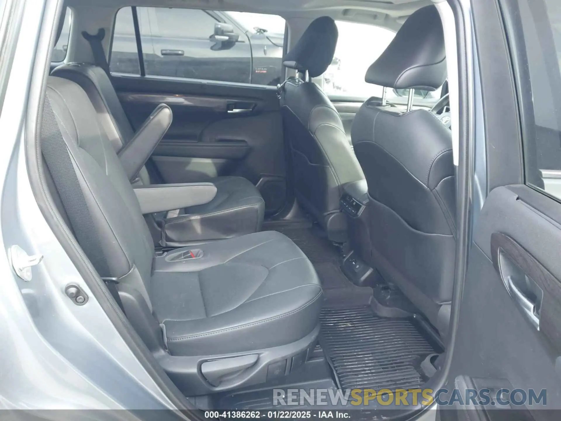 8 Photograph of a damaged car 5TDDZRBHXMS110992 TOYOTA HIGHLANDER 2021