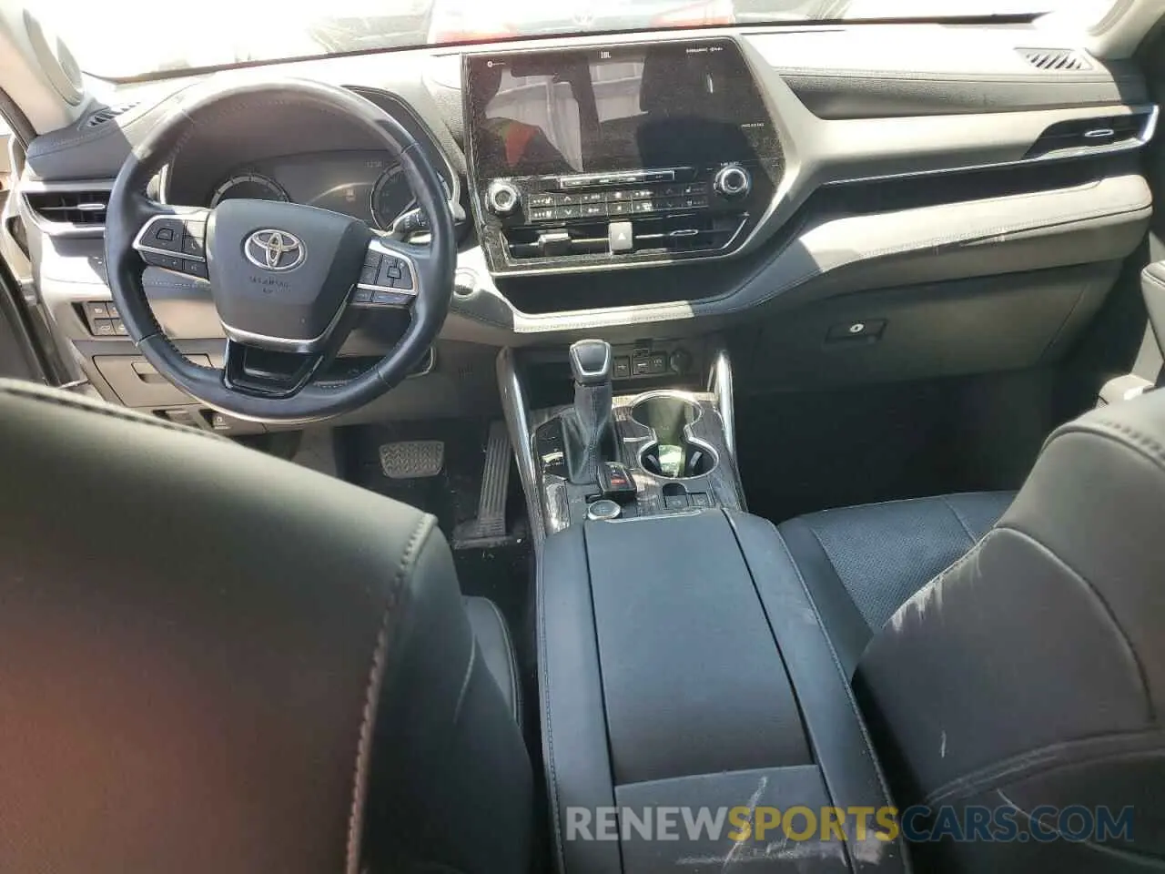 8 Photograph of a damaged car 5TDDZRBHXMS528551 TOYOTA HIGHLANDER 2021