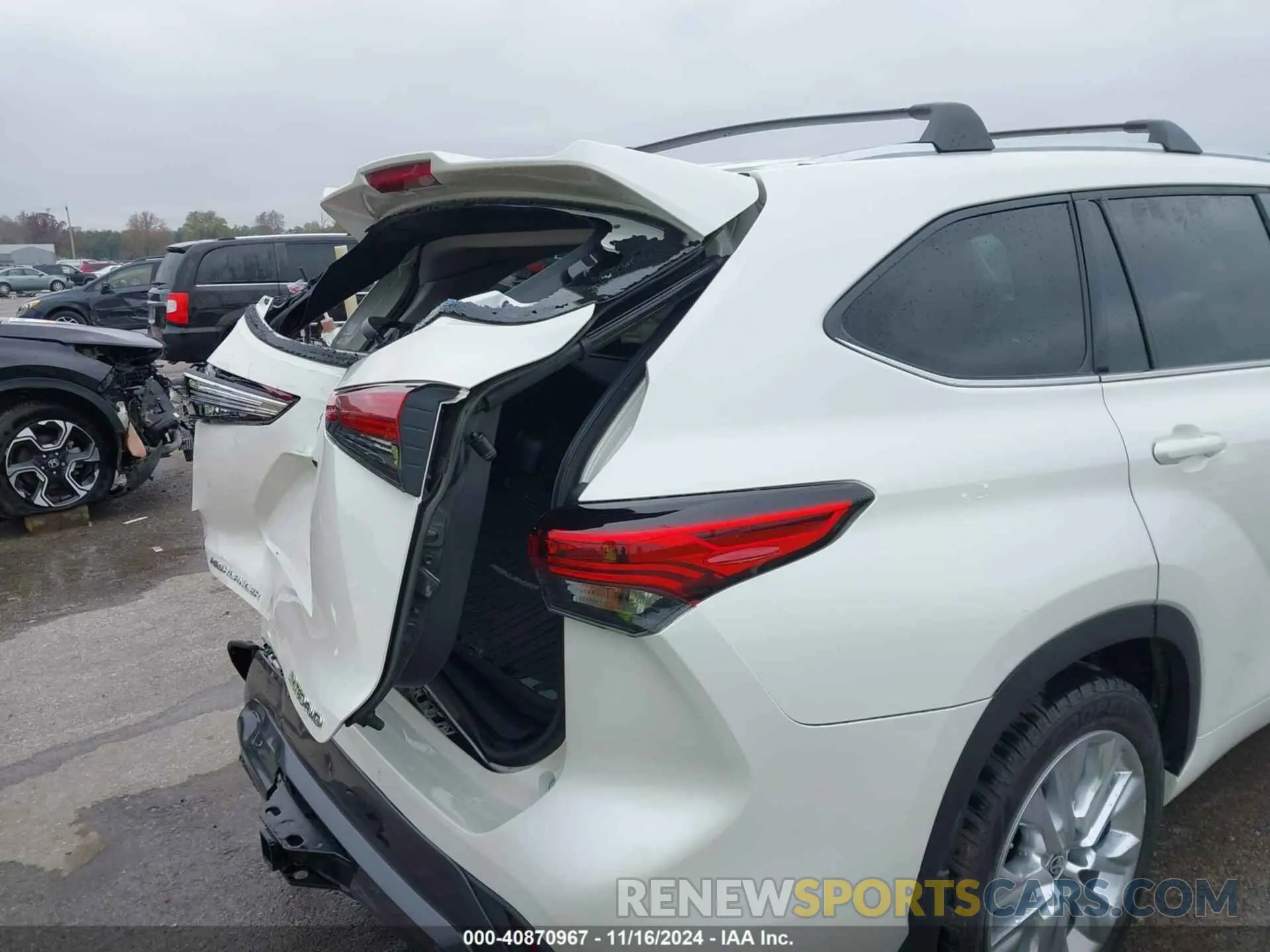 17 Photograph of a damaged car 5TDDZRBHXMS530798 TOYOTA HIGHLANDER 2021