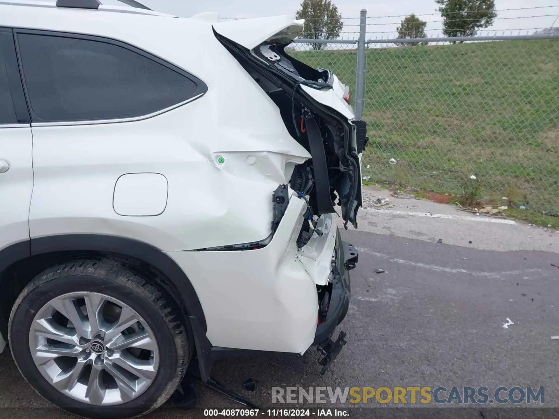 18 Photograph of a damaged car 5TDDZRBHXMS530798 TOYOTA HIGHLANDER 2021
