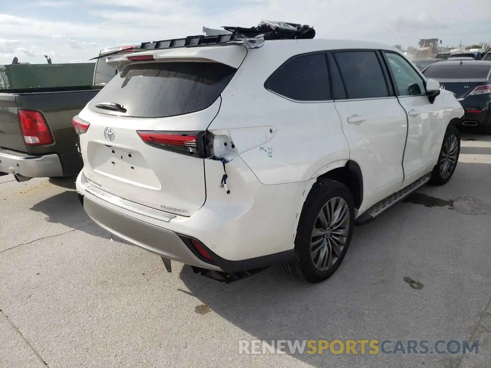 4 Photograph of a damaged car 5TDFZRAH7MS069151 TOYOTA HIGHLANDER 2021