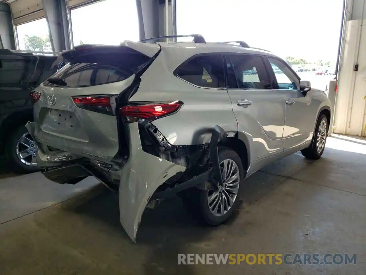 4 Photograph of a damaged car 5TDFZRBH1MS146952 TOYOTA HIGHLANDER 2021