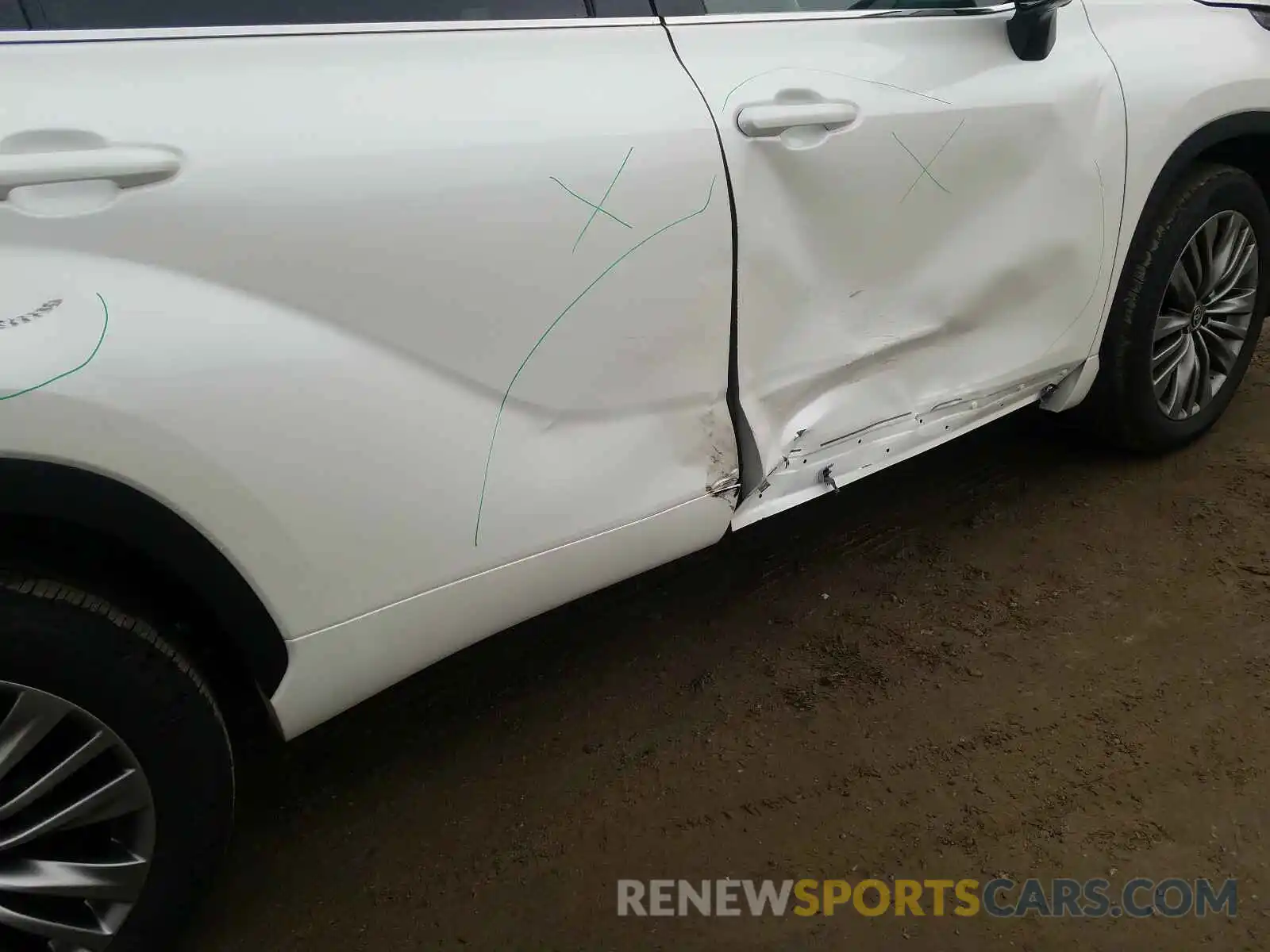 9 Photograph of a damaged car 5TDFZRBH6MS059922 TOYOTA HIGHLANDER 2021