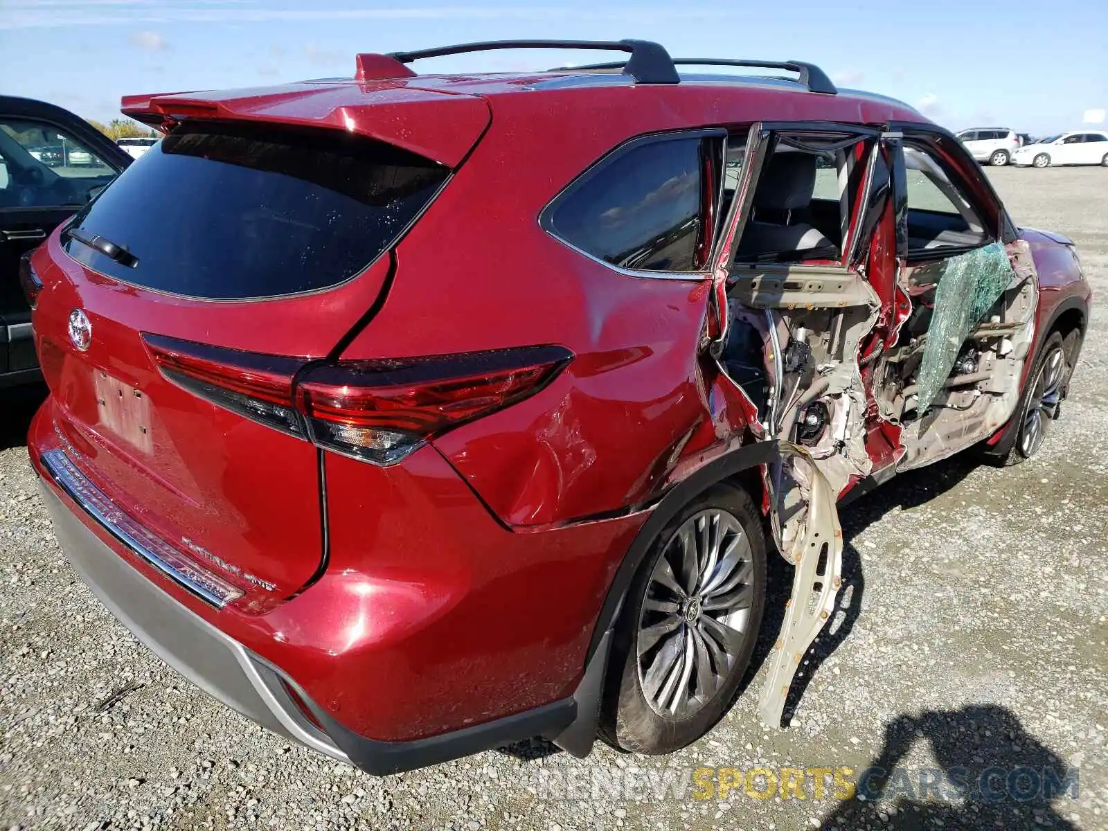 4 Photograph of a damaged car 5TDFZRBH7MS062943 TOYOTA HIGHLANDER 2021