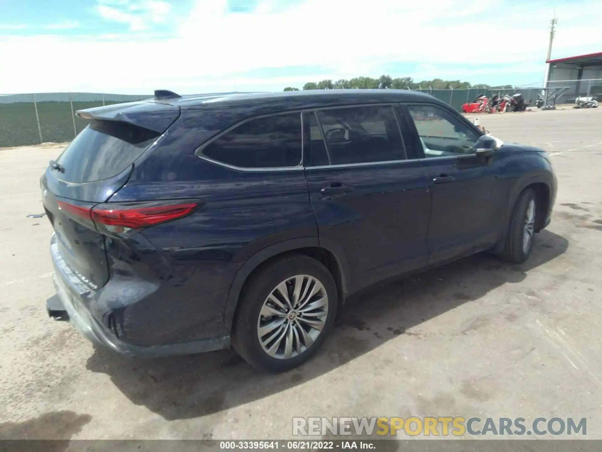 4 Photograph of a damaged car 5TDFZRBH9MS102892 TOYOTA HIGHLANDER 2021