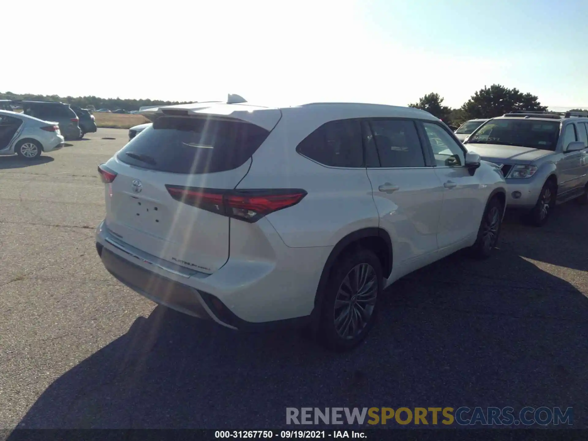 4 Photograph of a damaged car 5TDFZRBH9MS136735 TOYOTA HIGHLANDER 2021