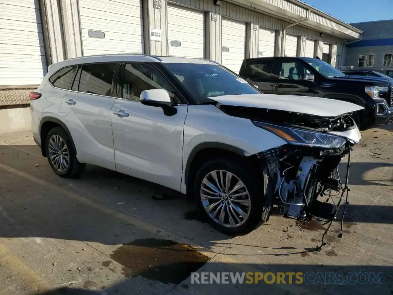 4 Photograph of a damaged car 5TDFZRBHXMS097931 TOYOTA HIGHLANDER 2021