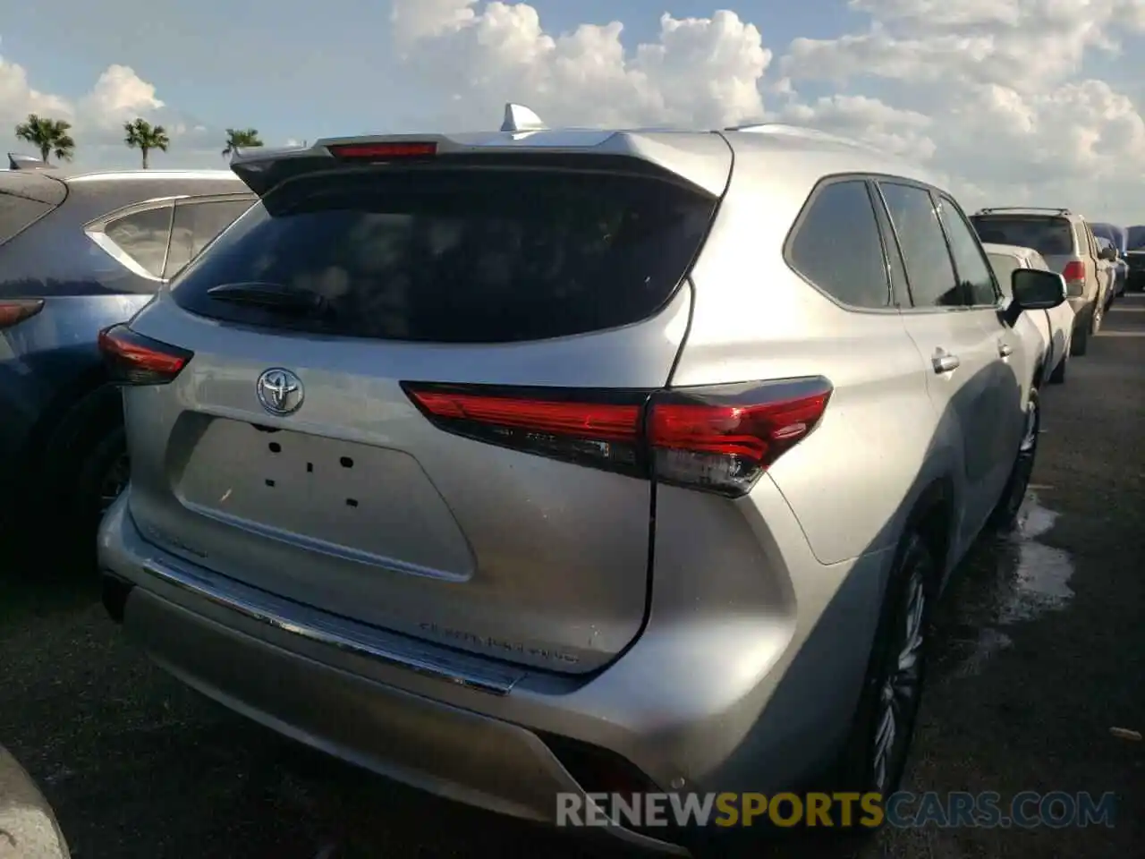 4 Photograph of a damaged car 5TDFZRBHXMS110628 TOYOTA HIGHLANDER 2021