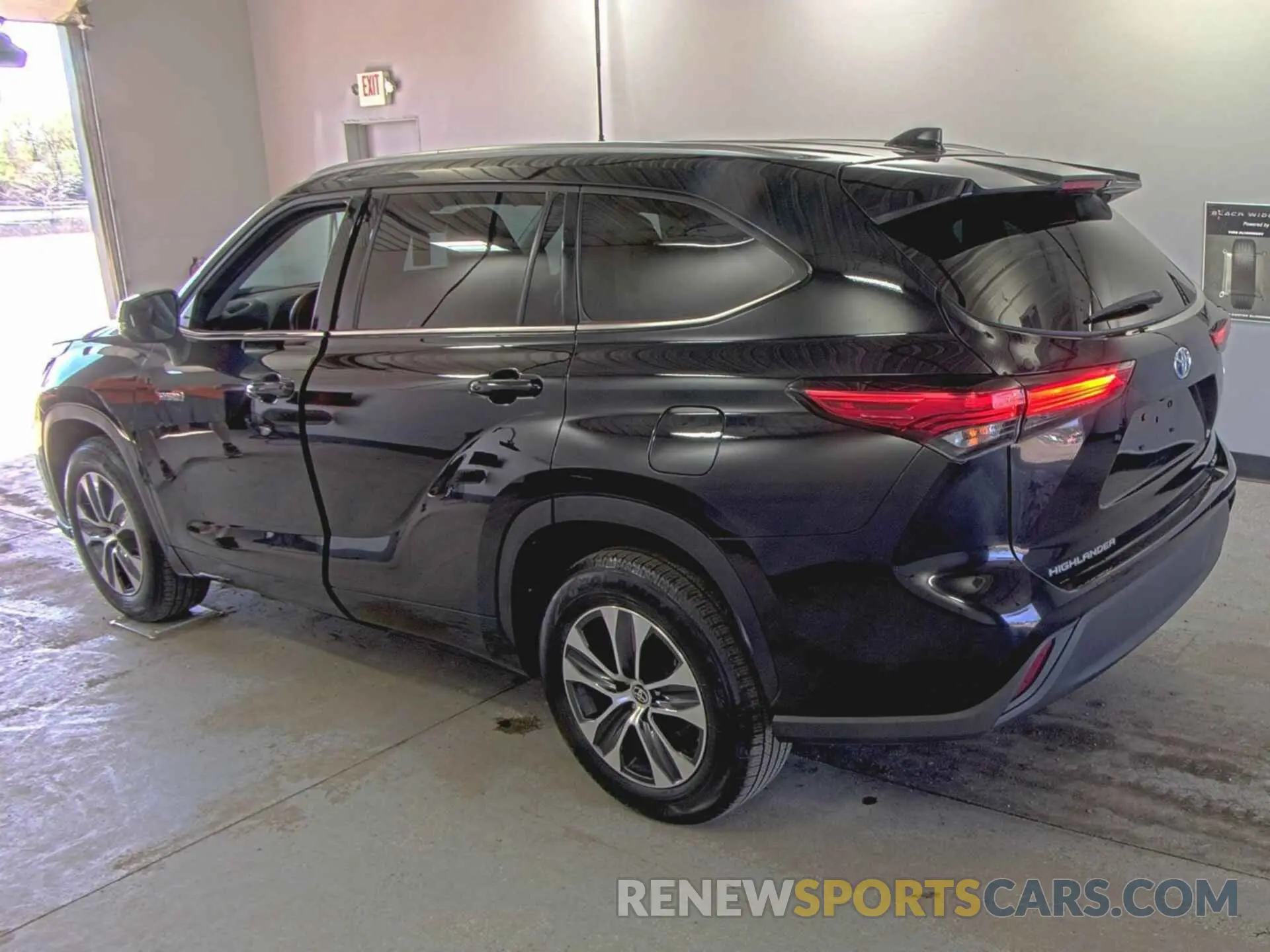 11 Photograph of a damaged car 5TDGARAH6MS506374 TOYOTA HIGHLANDER 2021