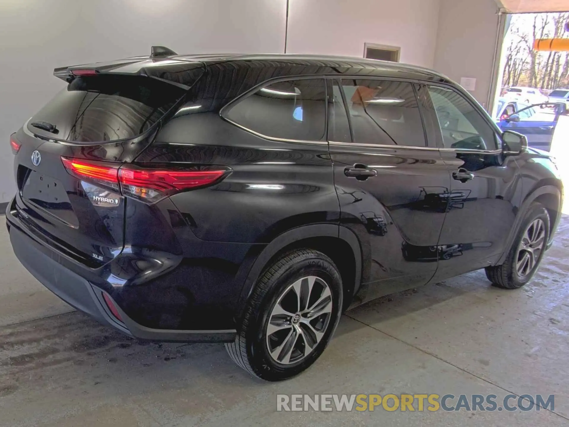 17 Photograph of a damaged car 5TDGARAH6MS506374 TOYOTA HIGHLANDER 2021