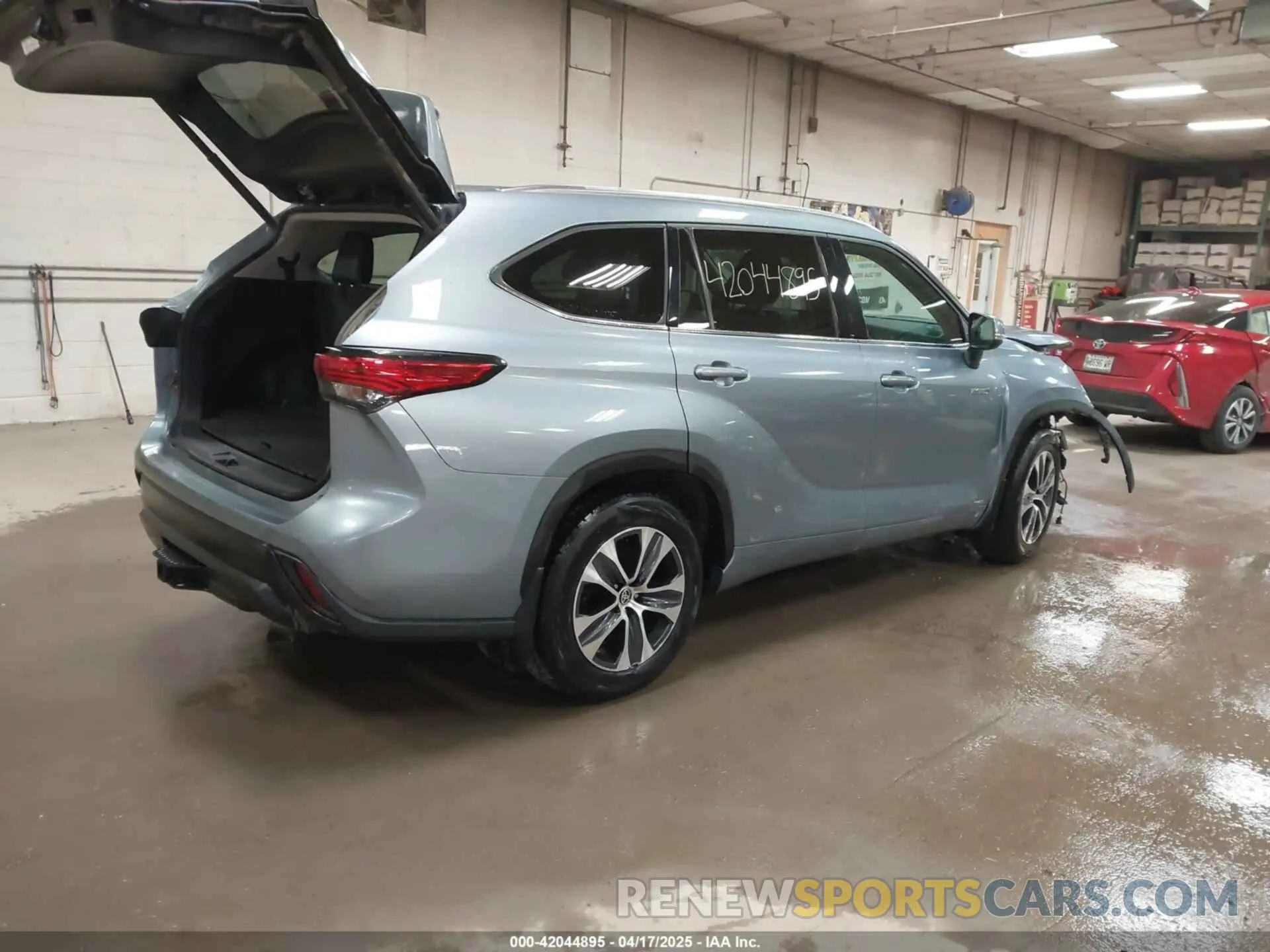 4 Photograph of a damaged car 5TDGBRCH1MS065845 TOYOTA HIGHLANDER 2021