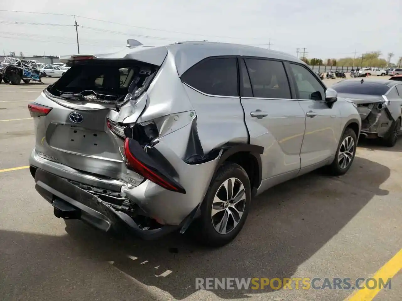 4 Photograph of a damaged car 5TDGBRCH4MS520784 TOYOTA HIGHLANDER 2021