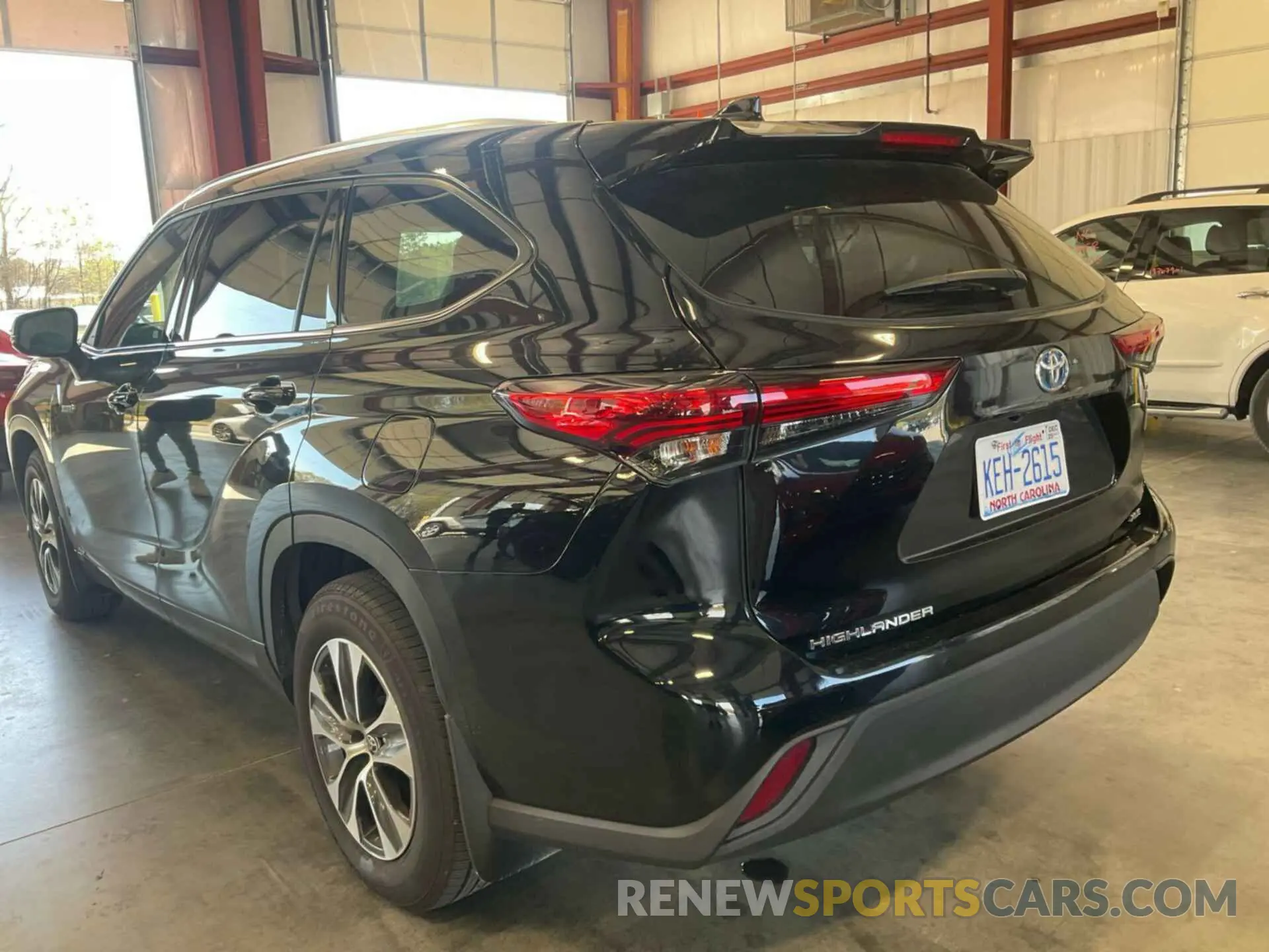 33 Photograph of a damaged car 5TDGBRCH8MS525373 TOYOTA HIGHLANDER 2021