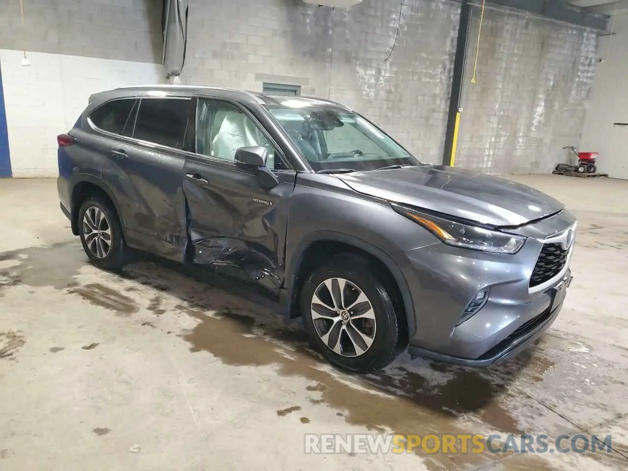 4 Photograph of a damaged car 5TDGBRCHXMS514763 TOYOTA HIGHLANDER 2021