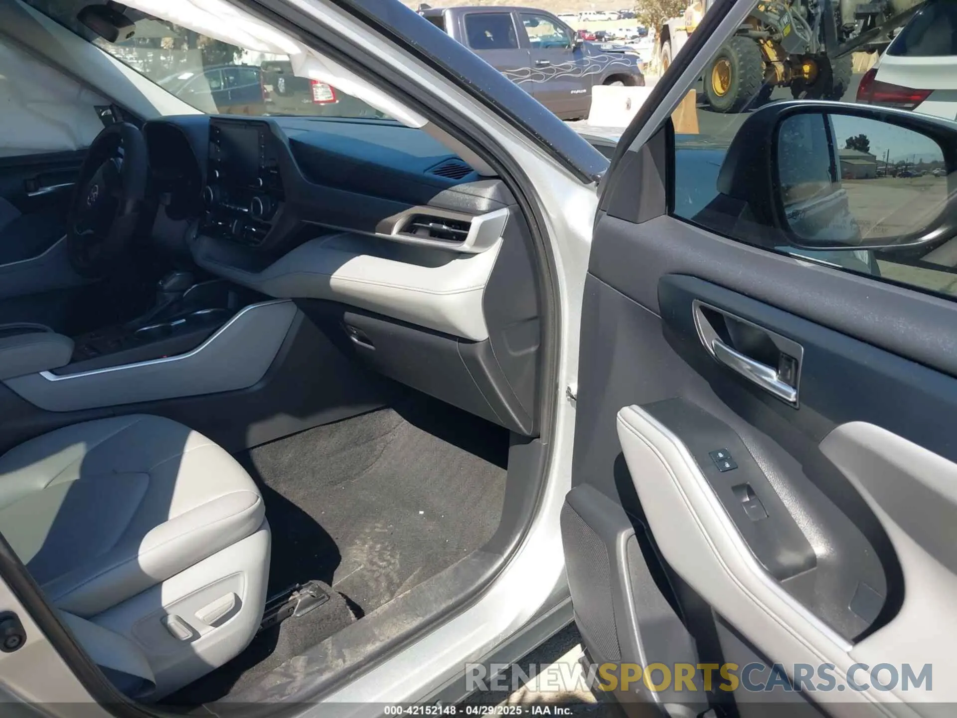 5 Photograph of a damaged car 5TDGZRAH2MS533628 TOYOTA HIGHLANDER 2021