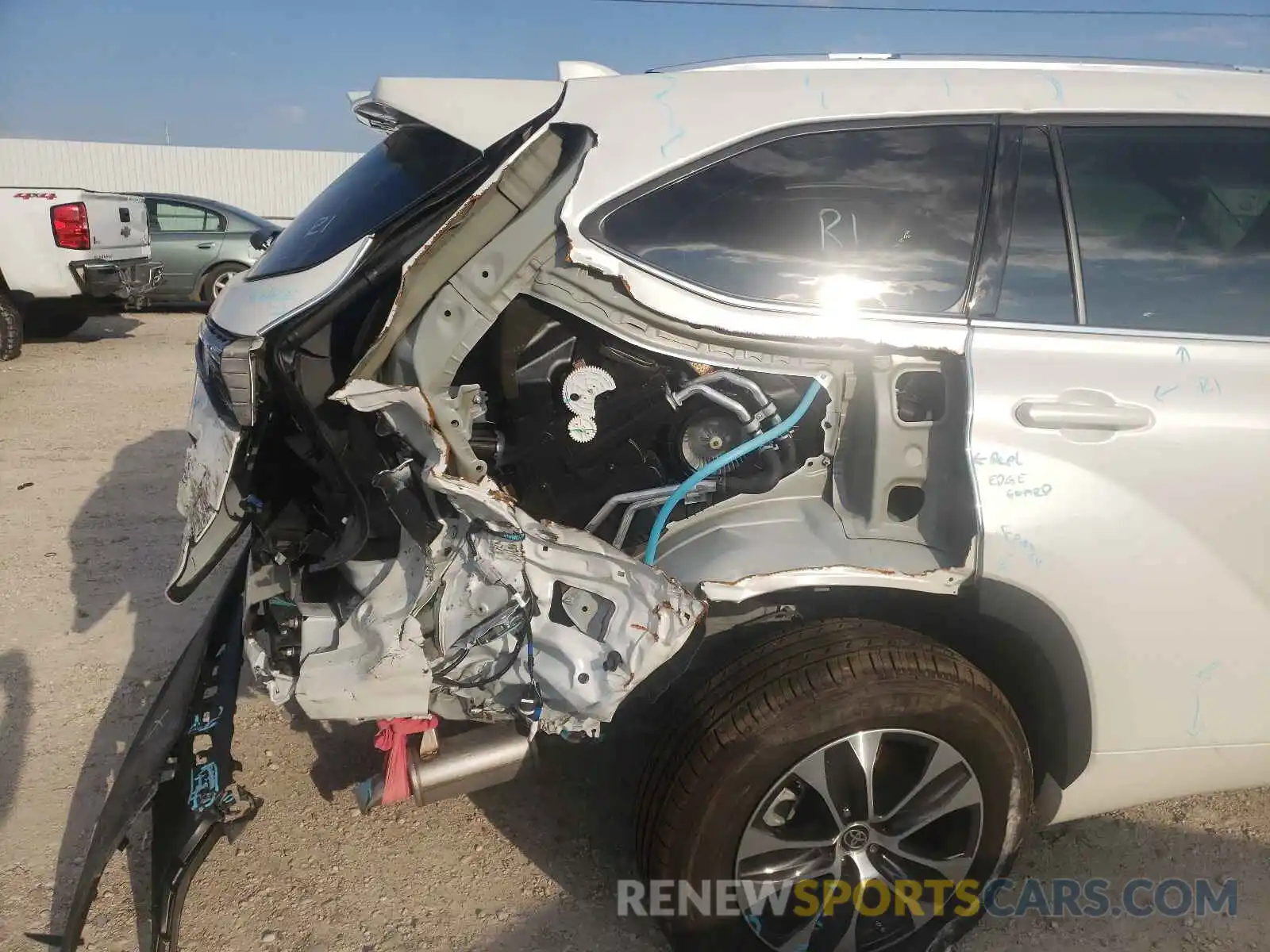 9 Photograph of a damaged car 5TDGZRAH5MS062736 TOYOTA HIGHLANDER 2021