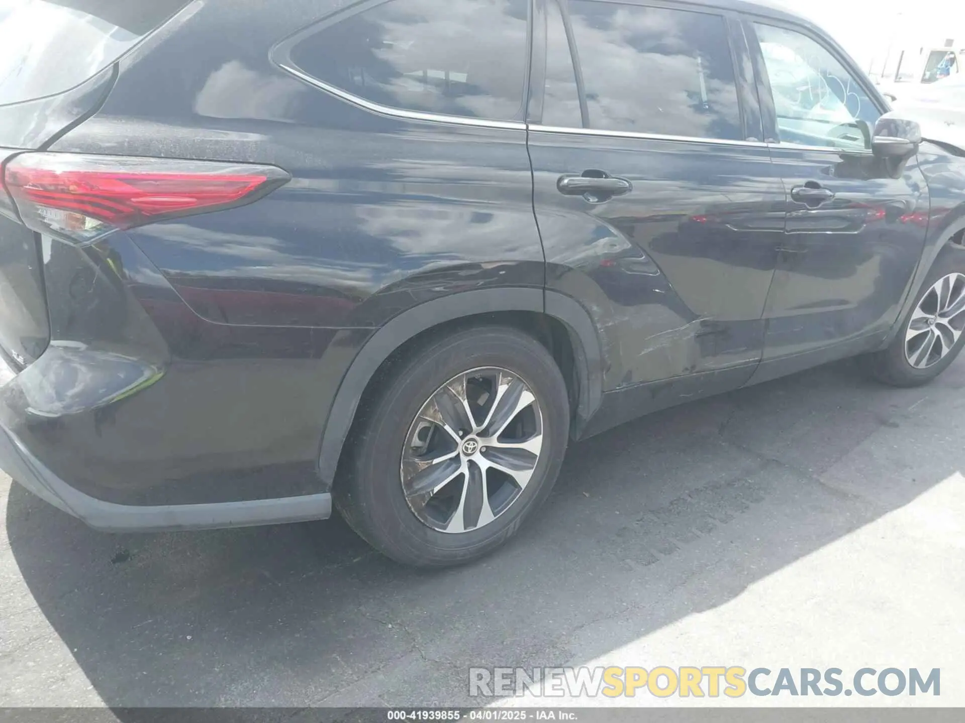 17 Photograph of a damaged car 5TDGZRAH6MS039935 TOYOTA HIGHLANDER 2021