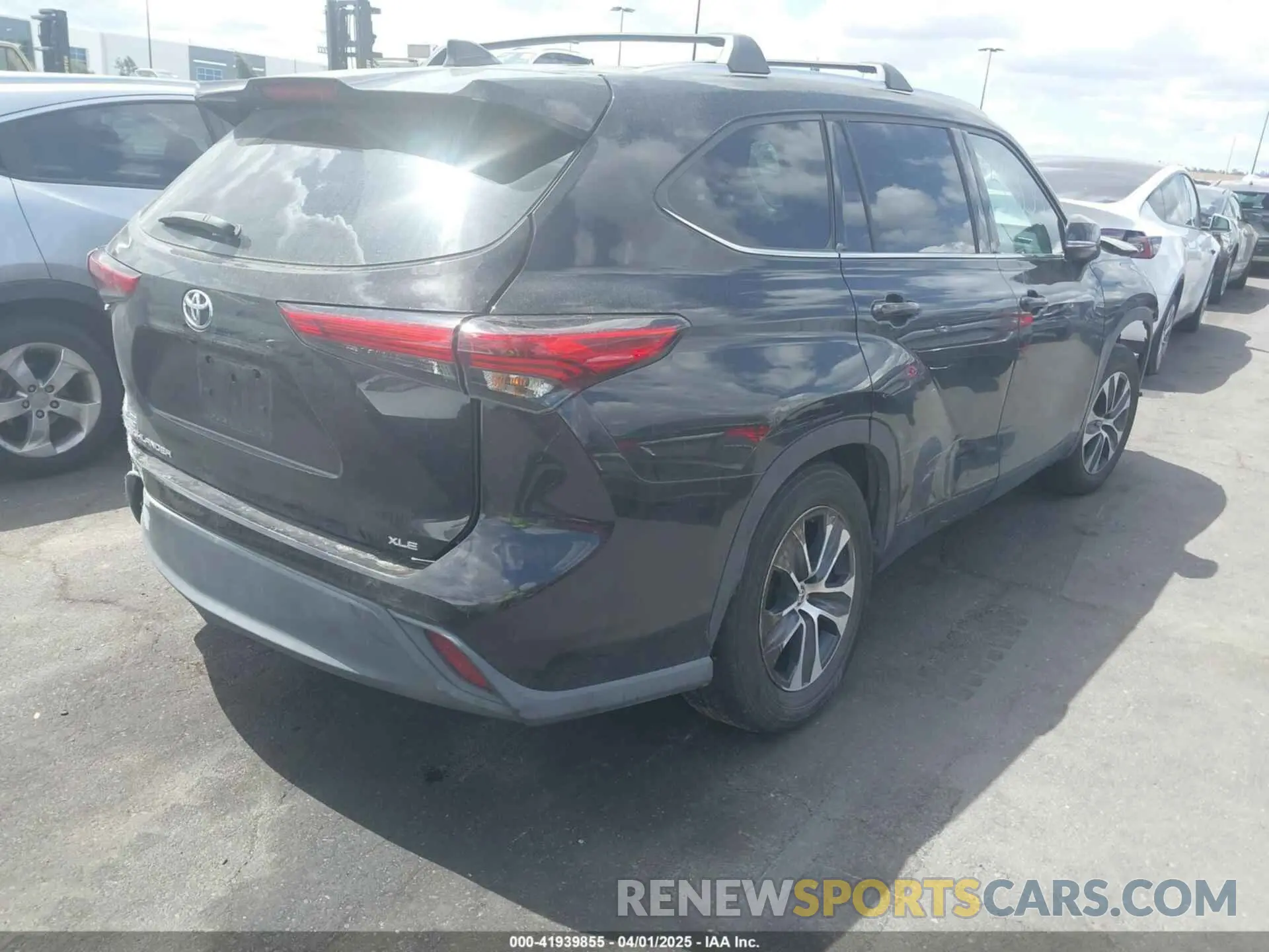 4 Photograph of a damaged car 5TDGZRAH6MS039935 TOYOTA HIGHLANDER 2021
