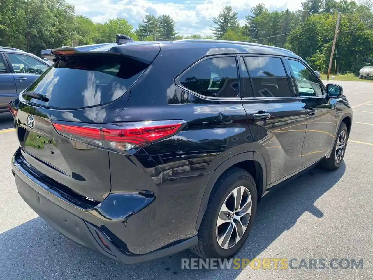 4 Photograph of a damaged car 5TDGZRAH6MS040888 TOYOTA HIGHLANDER 2021