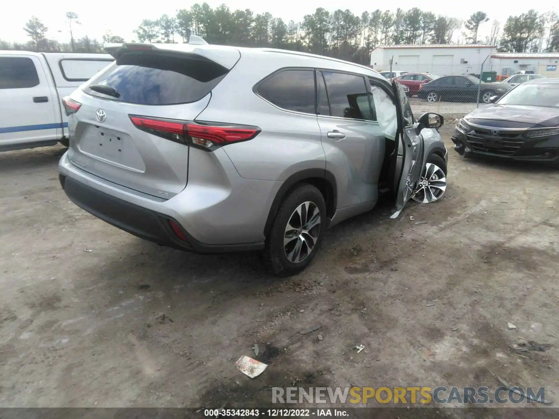 4 Photograph of a damaged car 5TDGZRAH7MS065525 TOYOTA HIGHLANDER 2021