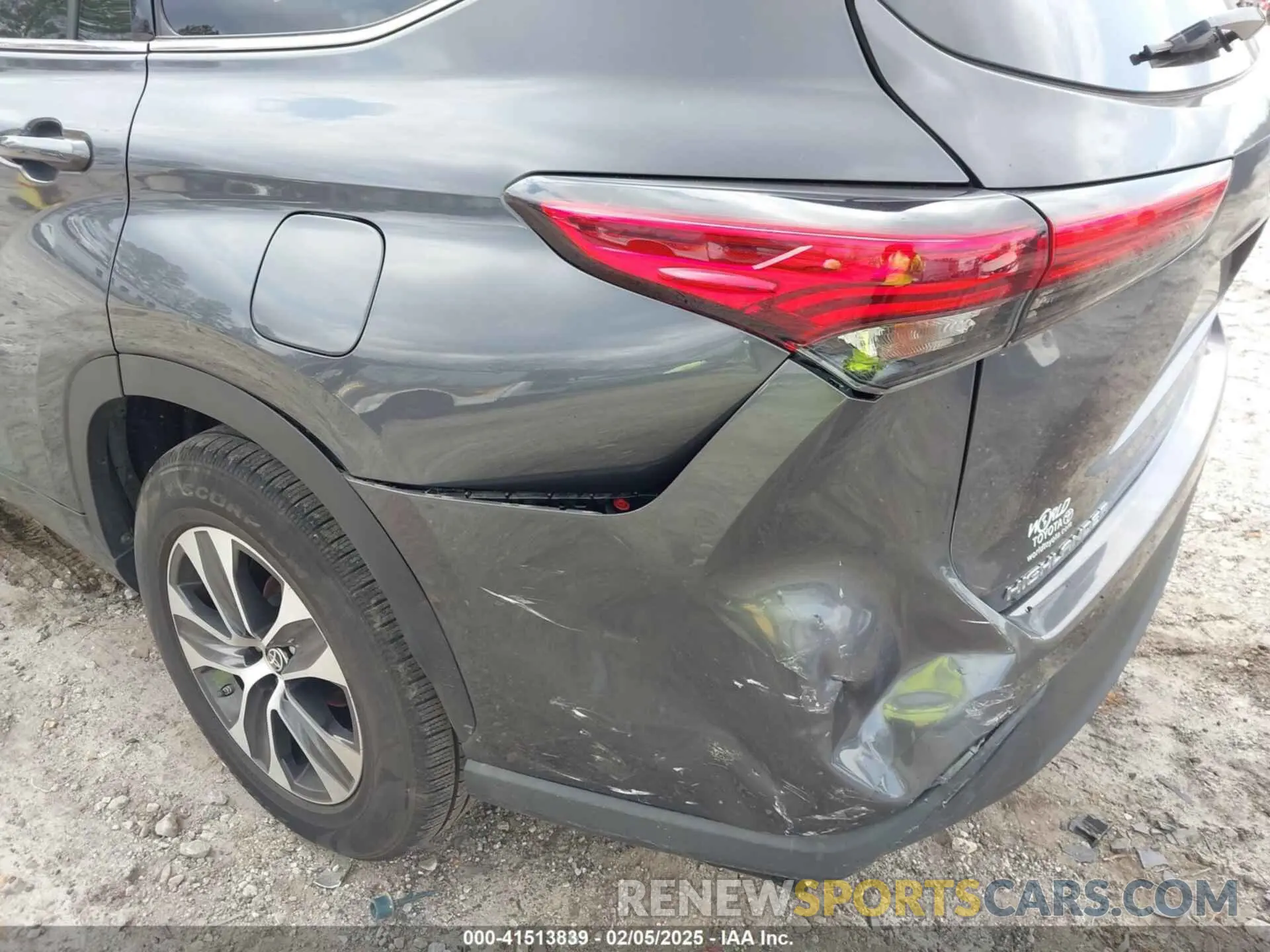 17 Photograph of a damaged car 5TDGZRAH7MS516632 TOYOTA HIGHLANDER 2021