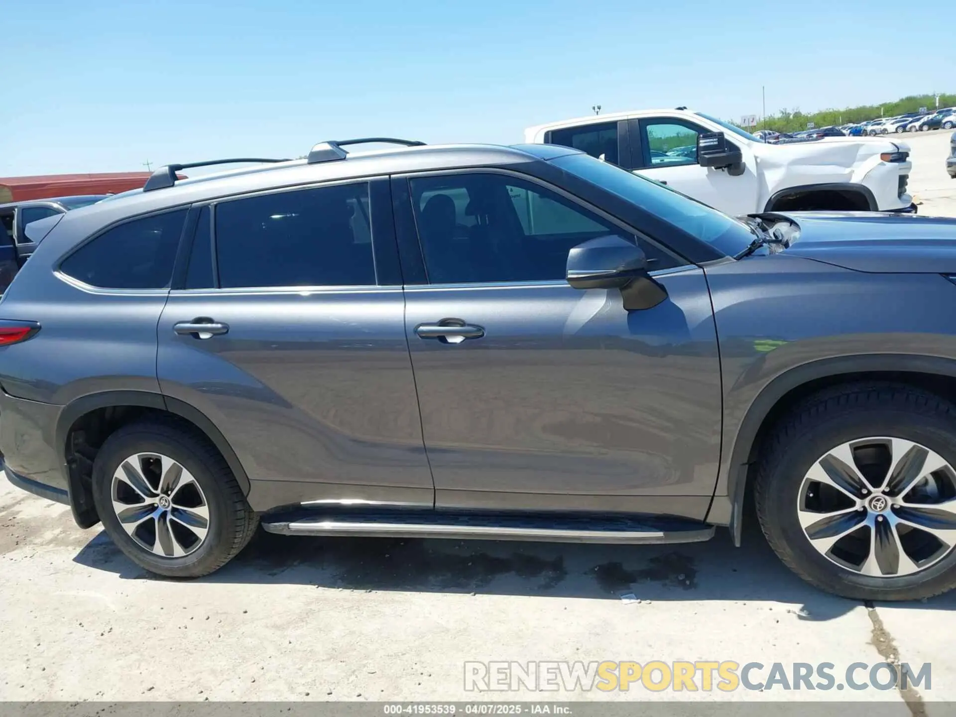 14 Photograph of a damaged car 5TDGZRAH7MS528781 TOYOTA HIGHLANDER 2021
