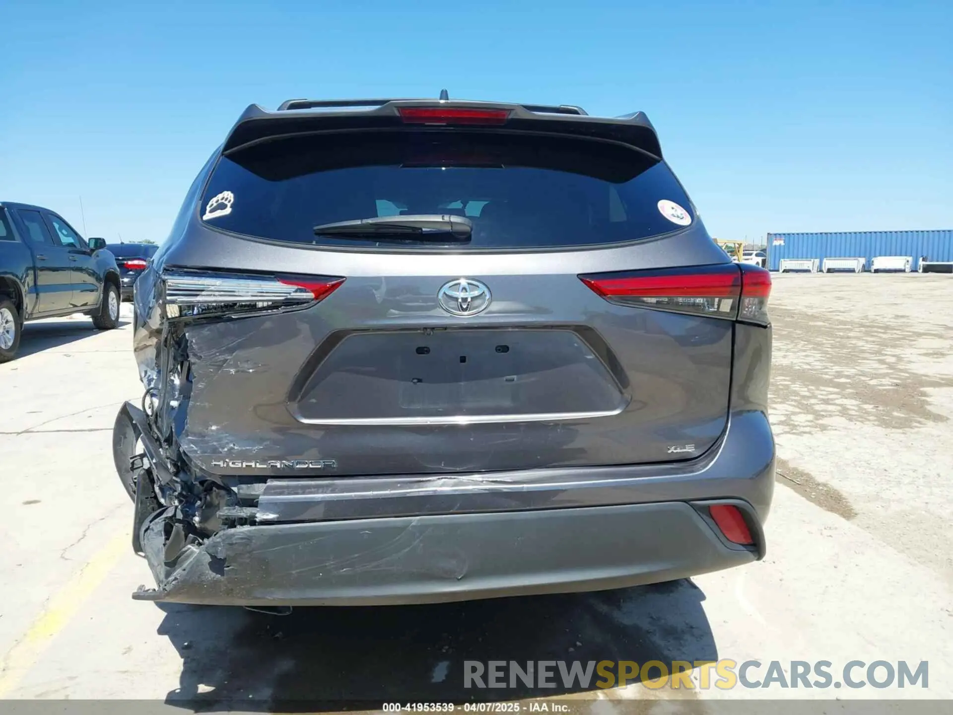 17 Photograph of a damaged car 5TDGZRAH7MS528781 TOYOTA HIGHLANDER 2021