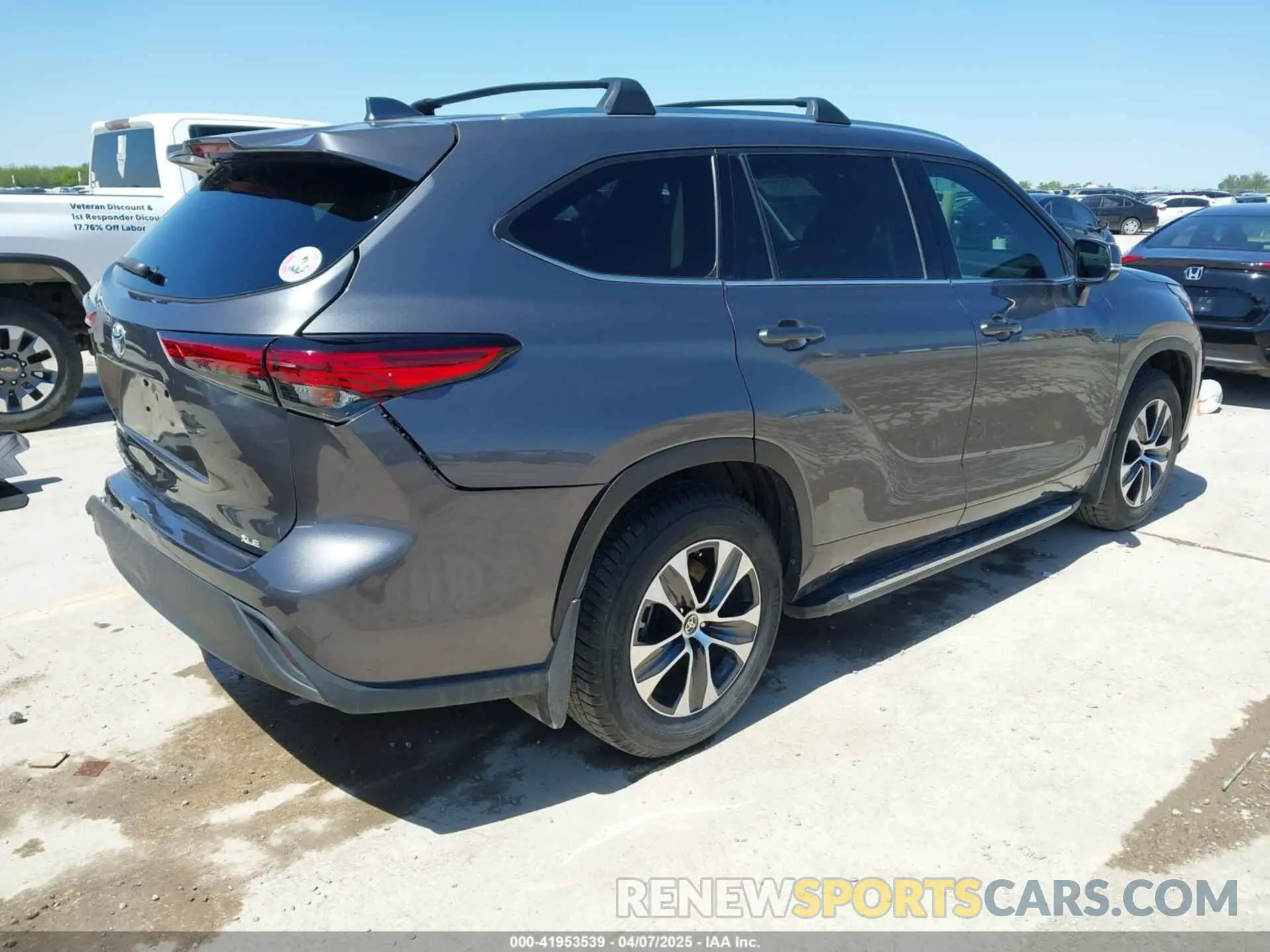 4 Photograph of a damaged car 5TDGZRAH7MS528781 TOYOTA HIGHLANDER 2021